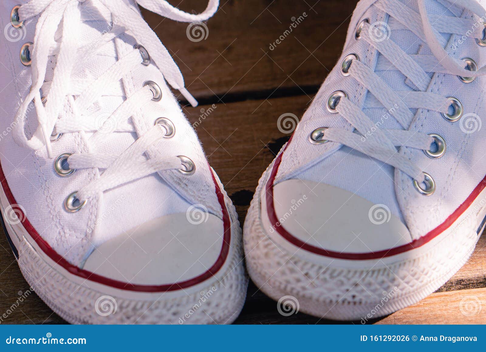 manga hidrógeno Molde Par De Zapatillas De Tela Vintage Con Zapatillas Blancas Cerrar Foto de  archivo - Imagen de manera, estilo: 161292026