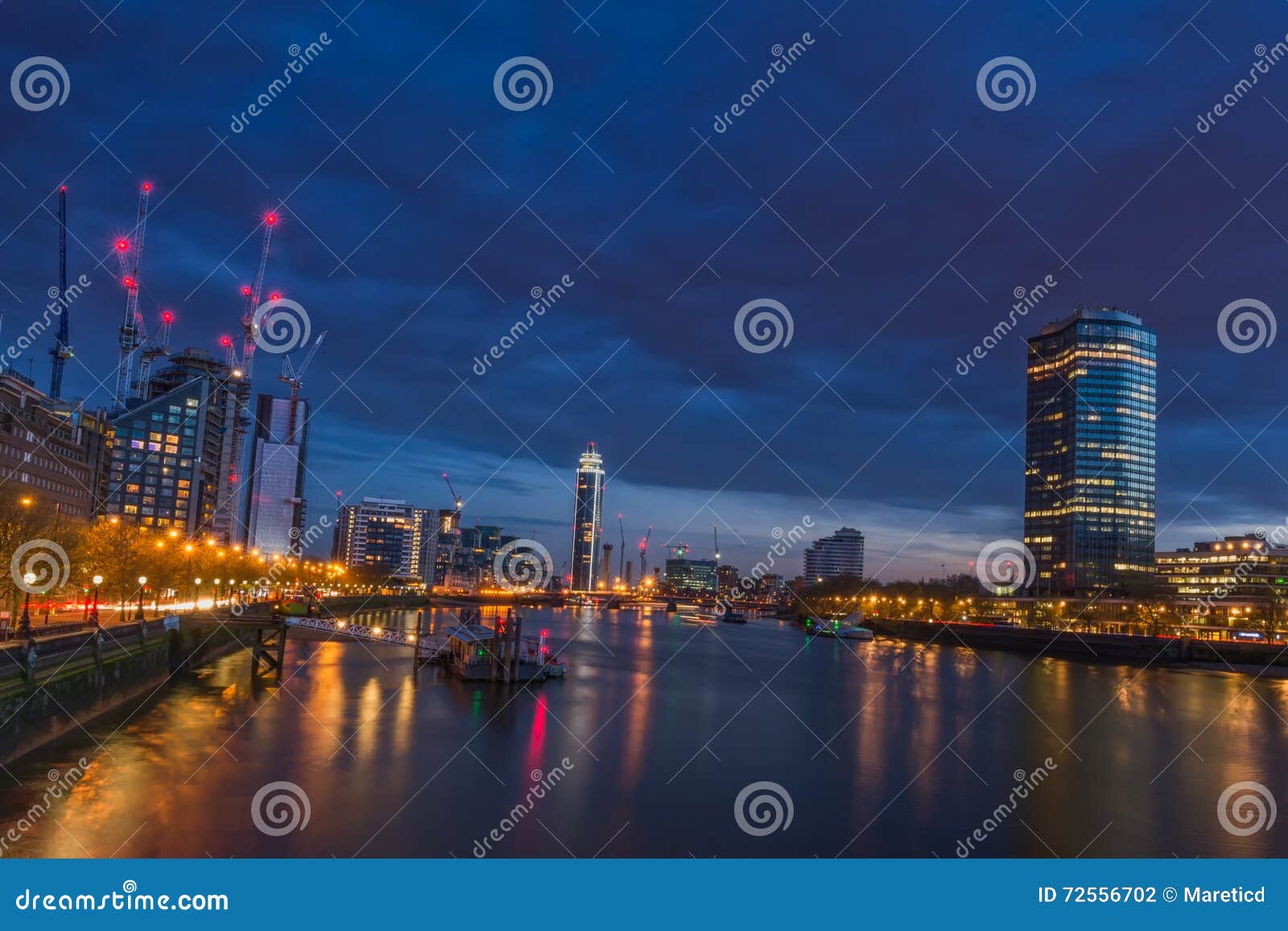 Par la rivière. La Tamise la nuit, et vous pouvez voir l'ond de tour de Millbank la droite et dans la tour Vauxhaull de rive de distance