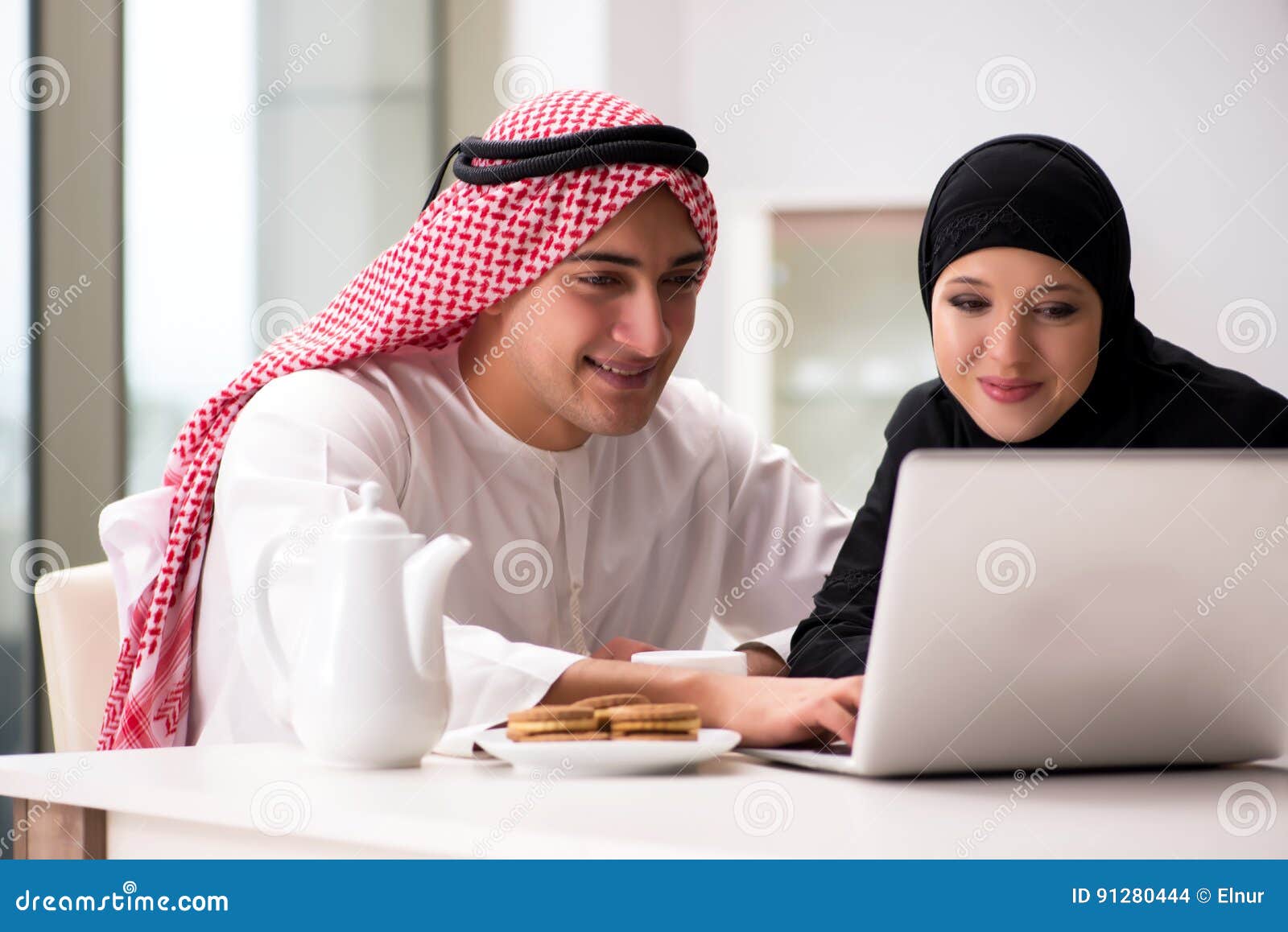 Para arabscy mężczyzna i kobieta