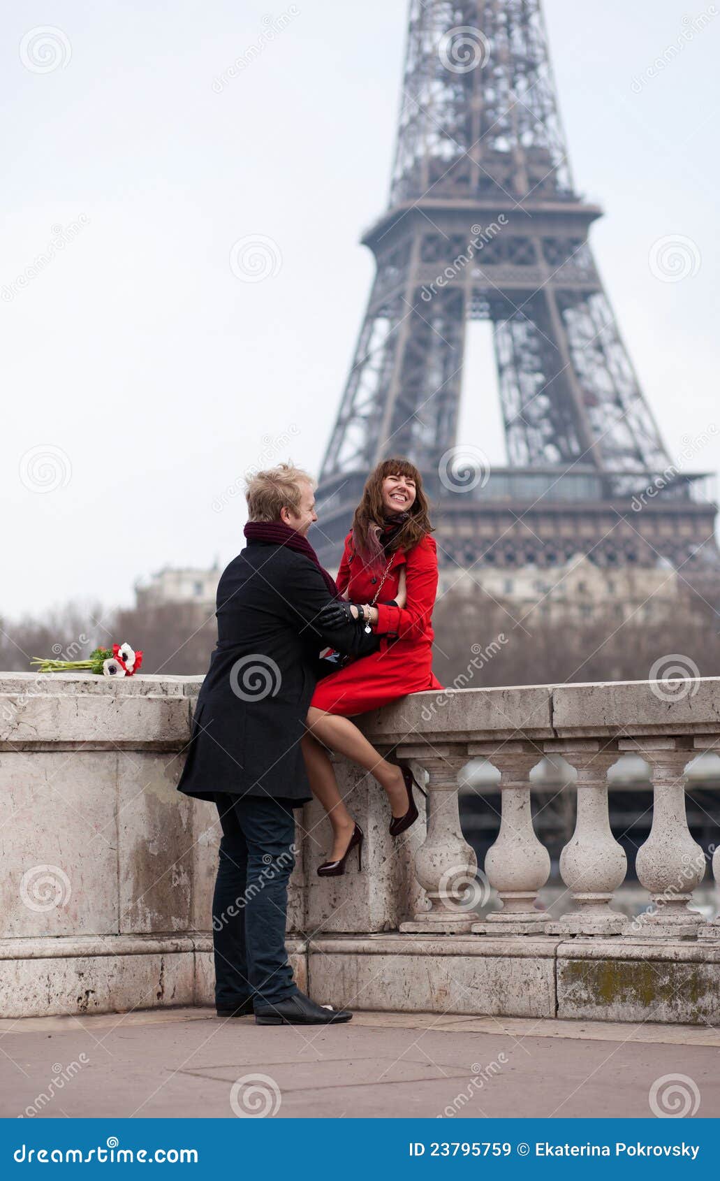 Para blisko romantyczny Paris wierza Eiffel. Pary Eiffel roześmiana miłość blisko Paris romantyczny wierza