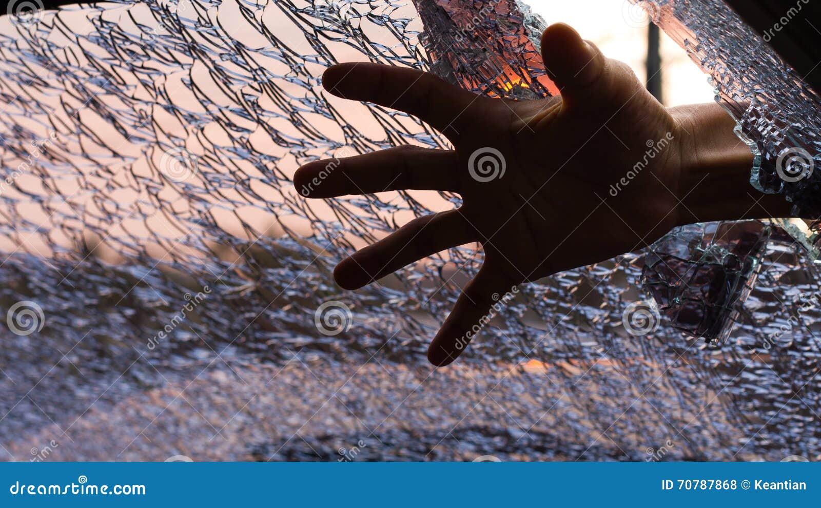 Стекло в руке песня. Ладони на стекле вид снизу. Фото рук с которых стекает грязь.
