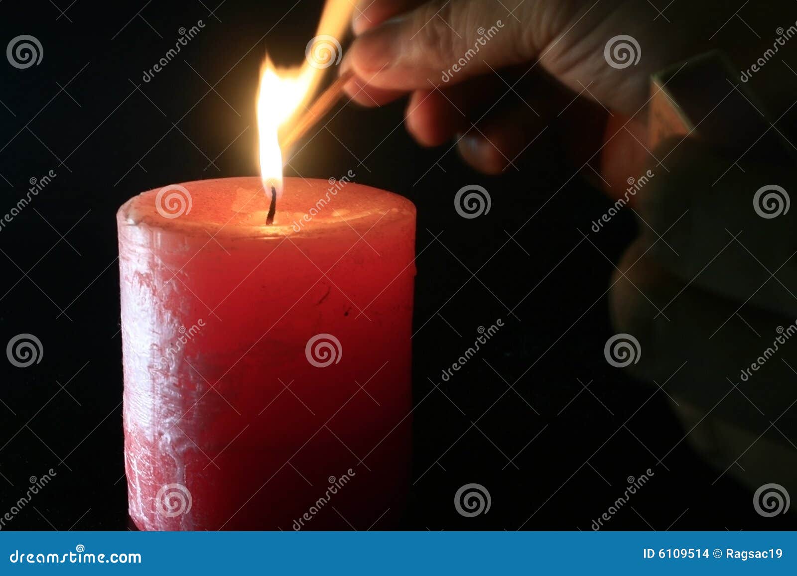 Para encender una vela foto de archivo. Imagen de emparejamiento 6109514