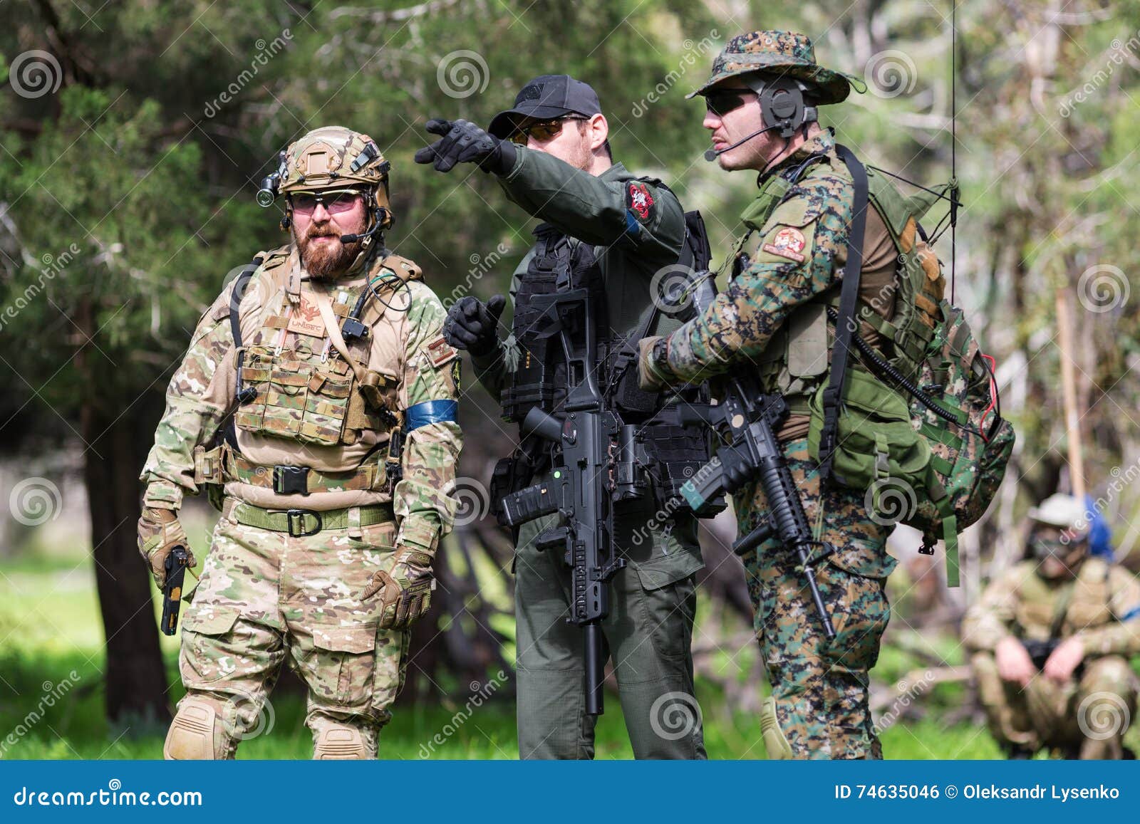 Para Hombre En Uniforme Militar Con El Arma Foto editorial - Imagen de  francotirador, uniforme: 74635046