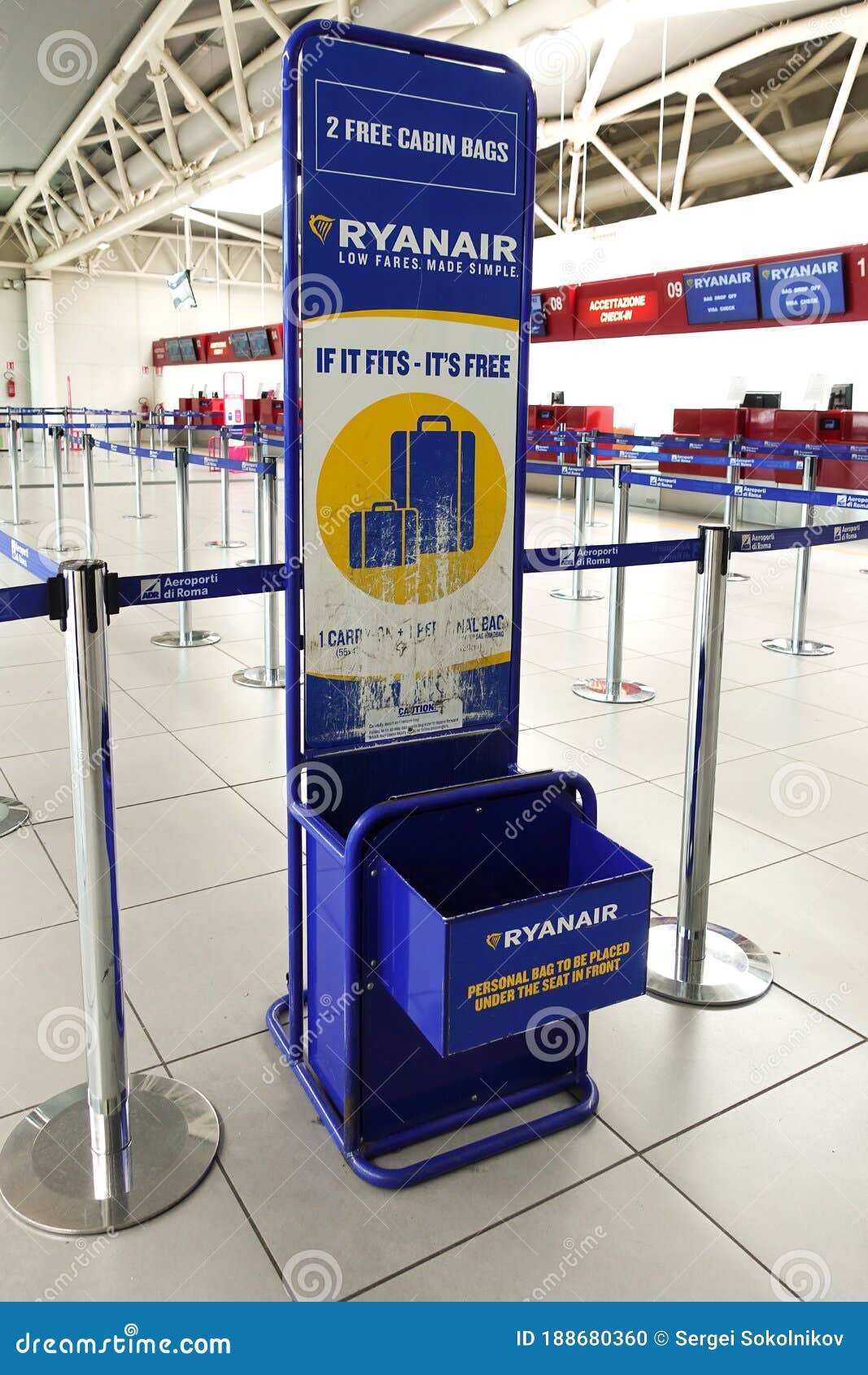 Para Medir Tamaño Del Equipaje De Mano En La Cabina De Aerolínea Ryanair. Imagen editorial - Imagen de equipaje, transporte: