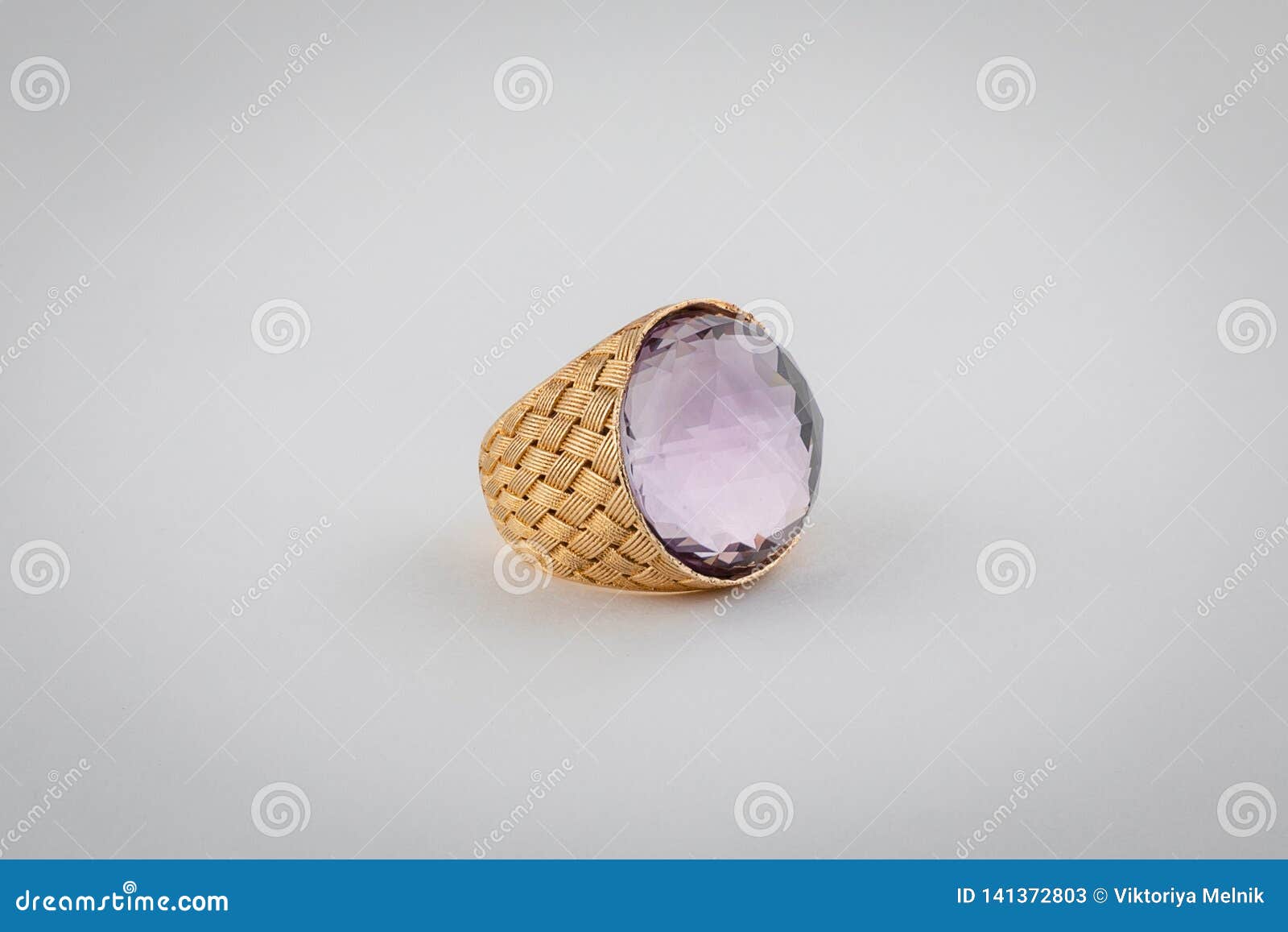 Para Mujer, De Mimbre, Anillo De Oro Con Una Piedra Púrpura Natural Grande  En El Centro, Aislado En Un Fondo Blanco Imagen de archivo - Imagen de  lujo, travieso: 141372803
