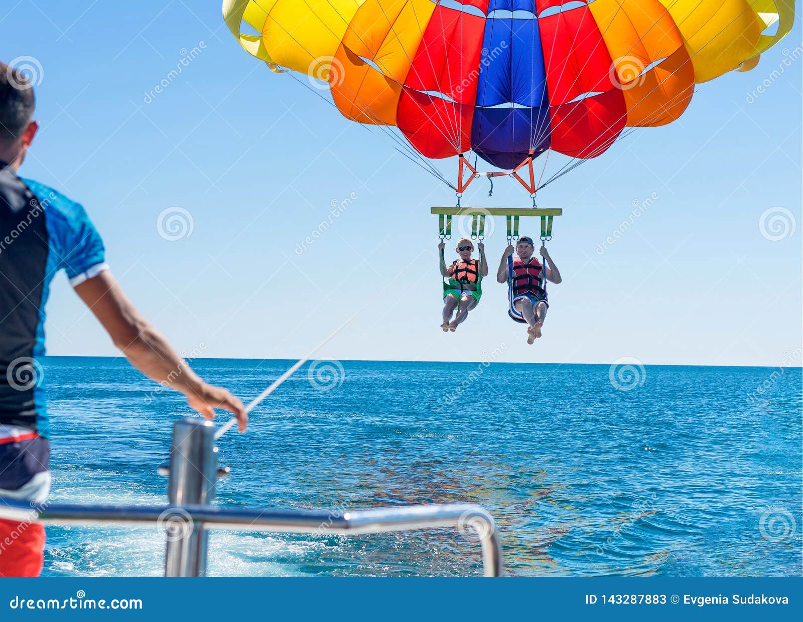 Parachute Ascensionnel Heureux De Couples Sur Miami Beach En Ete Couples Sous Le Plein Vol Accrochant De Parachute Avoir L Amusem Image Stock Image Du Amour Extreme Parachute Ascensionnel Heureux De Couples Sur Miami Beach En Ete Couples Sous Le Plein Vol Accrochant De Parachute Avoir L Amusem Image Stock Image Du Amour Extreme