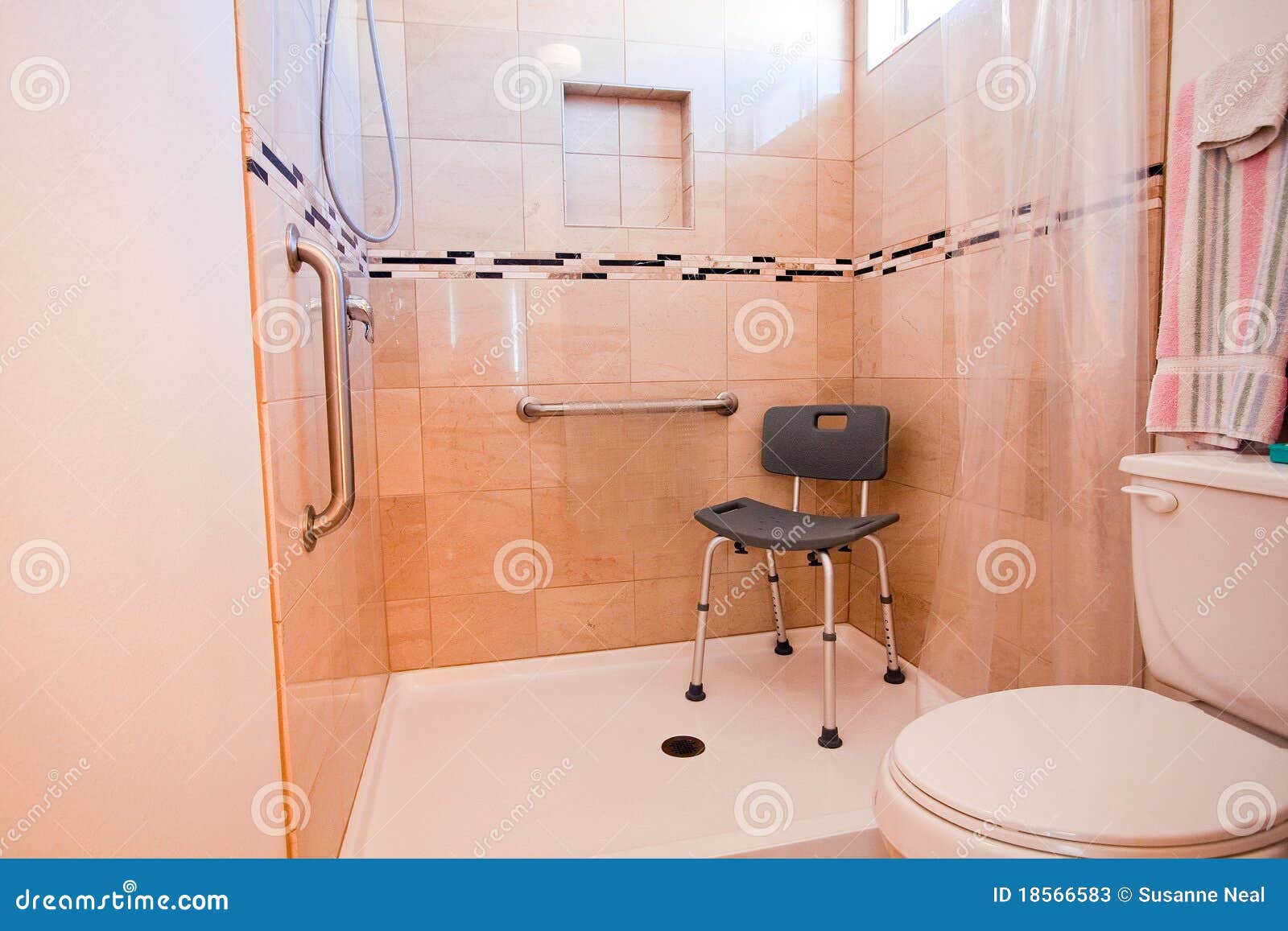 Cabina De Ducha Para Personas Con Discapacidad Imagen de archivo - Imagen  de barras, perjudicado: 18566583, image size:1600x1157