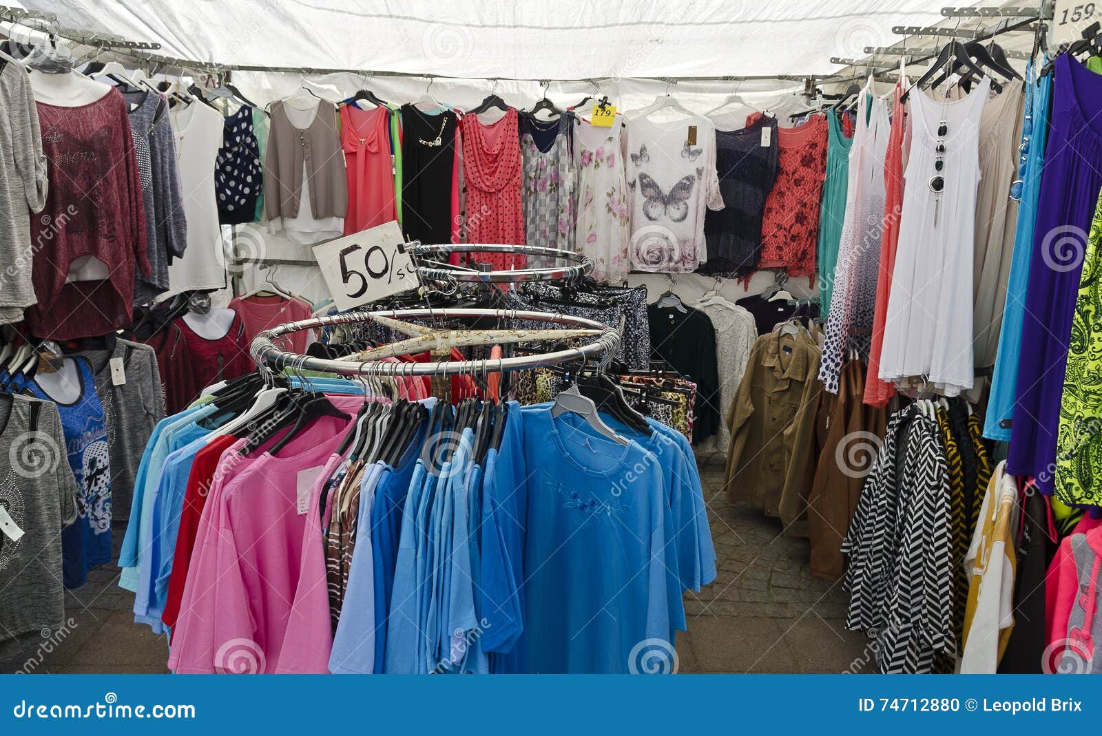 Parada Del Mercado Para La Ropa Barata Foto de archivo - Imagen de textil,  ropa: 74712880