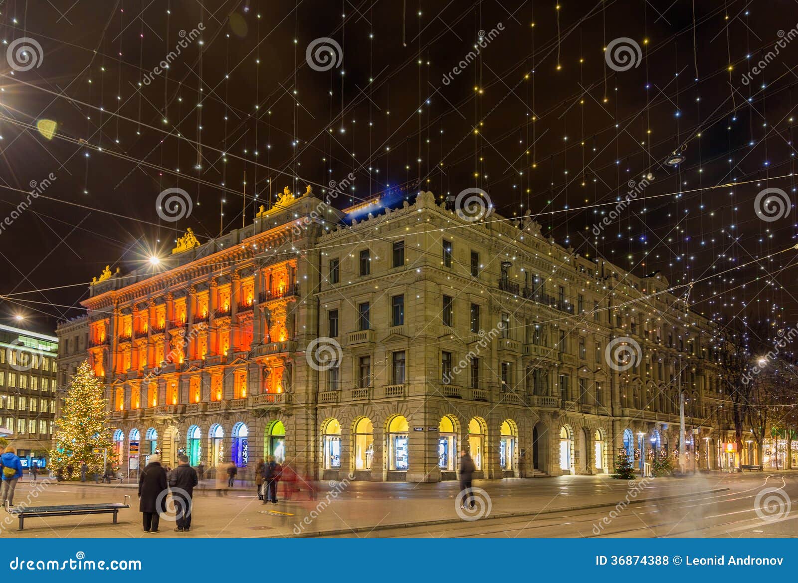 Paradeplatz y Bahnhofstrasse en Zurich adornaron para la Navidad.