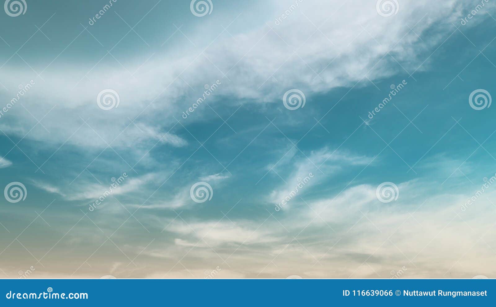 Paradis D Aqua Et Ciel Bleu Avec Le Nuage Au Temps De Coucher Du Soleil Pendant La Saison D Ete Photo Stock Image Du Lentille Fond