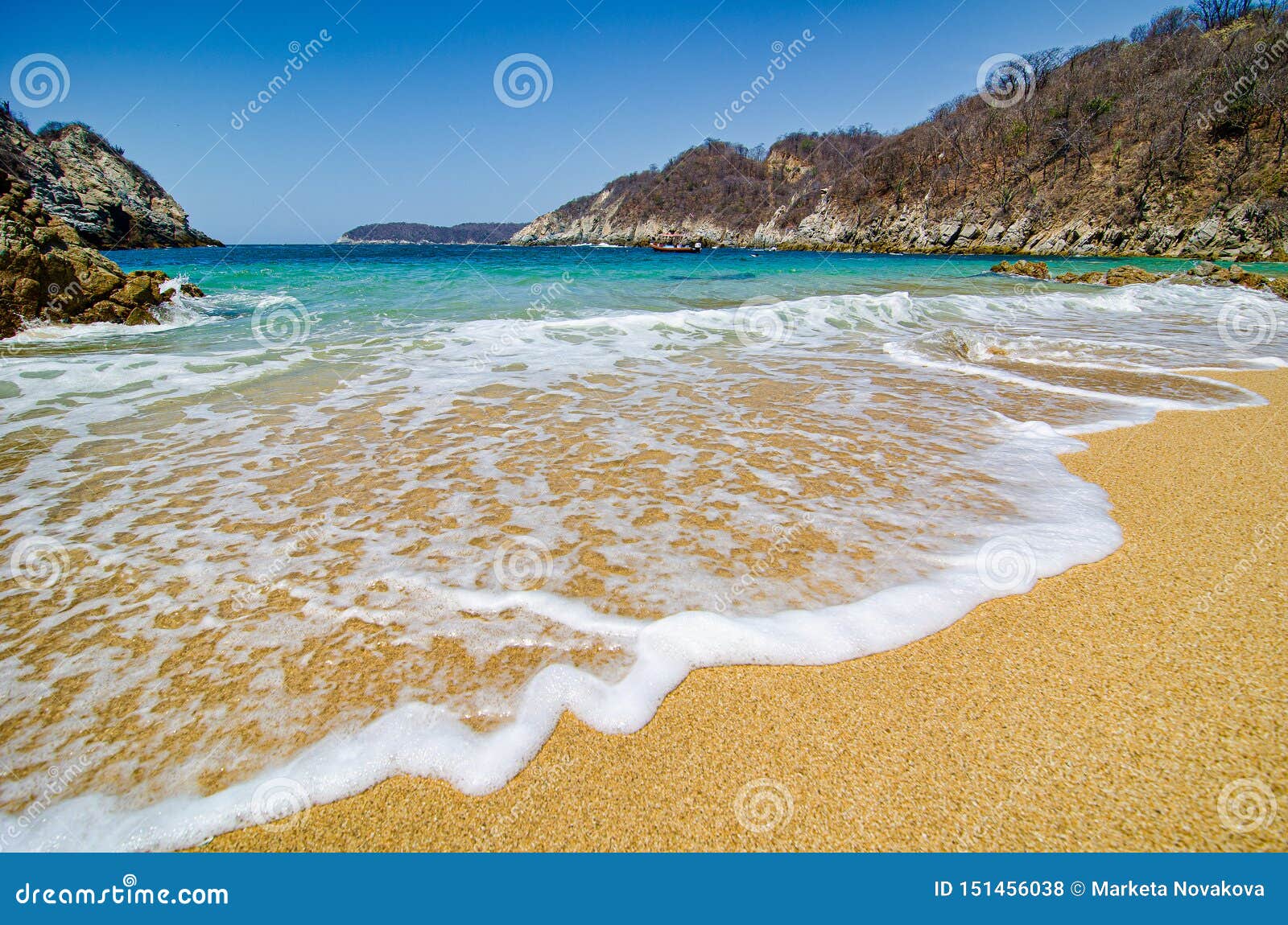 moden Ydmyghed skøn Paradise Sand Beach with Turquoise Blue Water in Huatulco, Oaxaca, Mexico  Stock Photo - Image of vacation, travel: 151456038