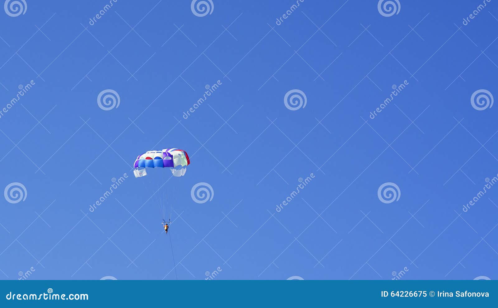 Paragliding. Параглайдинг над морем - потеха персоны полета 2 на каникулах