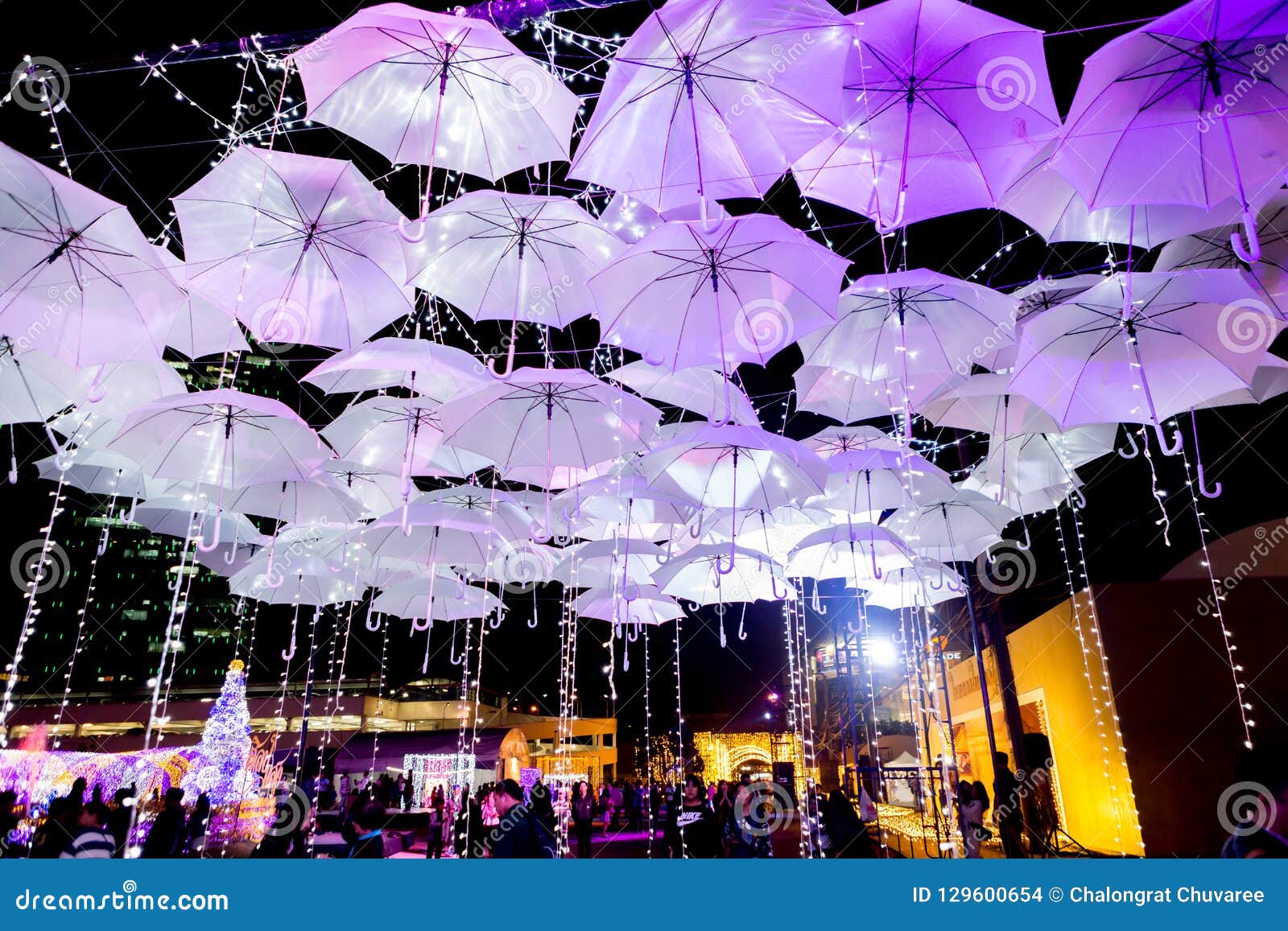 Paraguas Blancos Adornados Con Las Luces LED Imagen de archivo editorial -  Imagen de festival, noche: 129600654