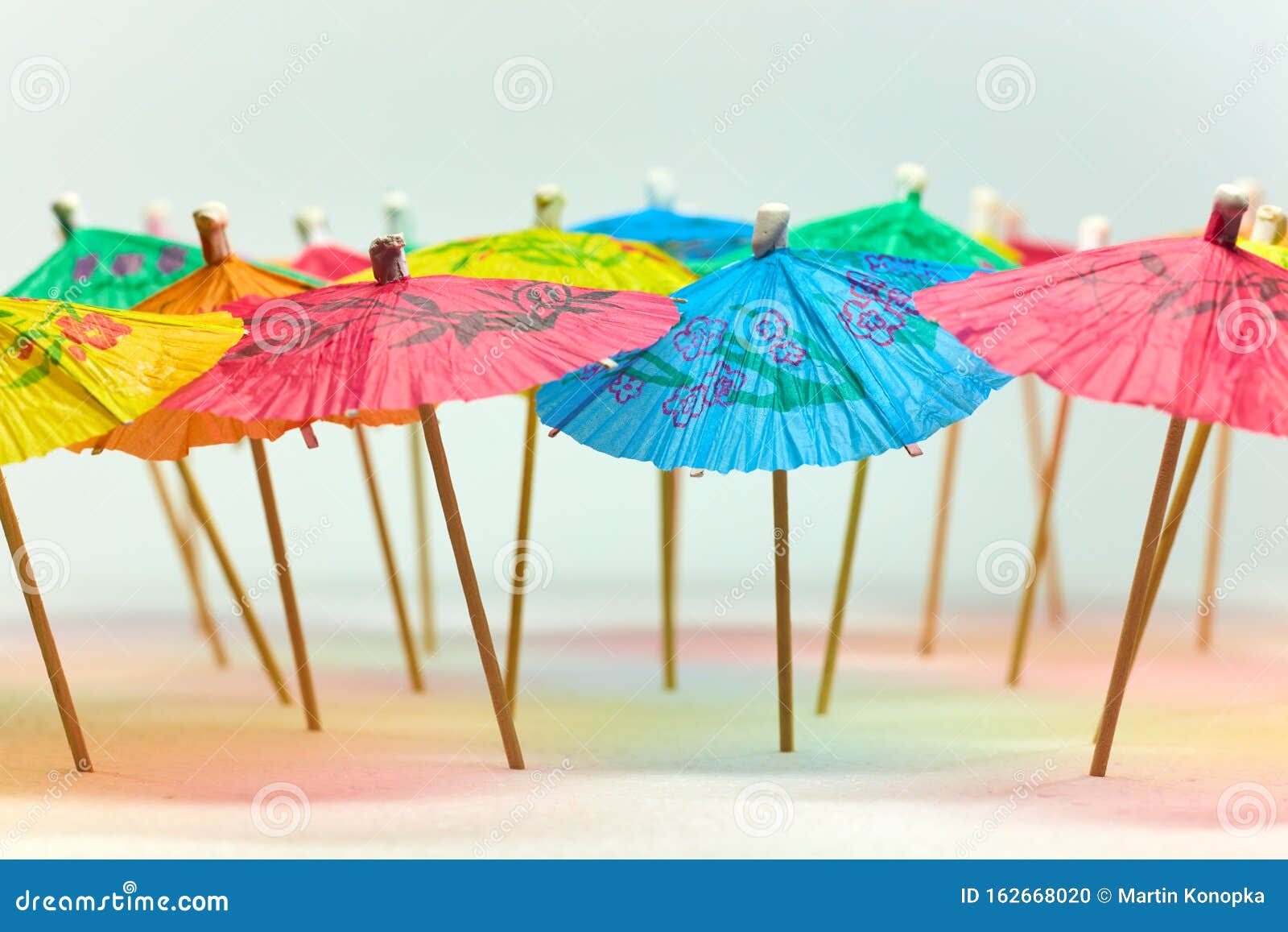 Paraguas de papel foto de Imagen - 162668020