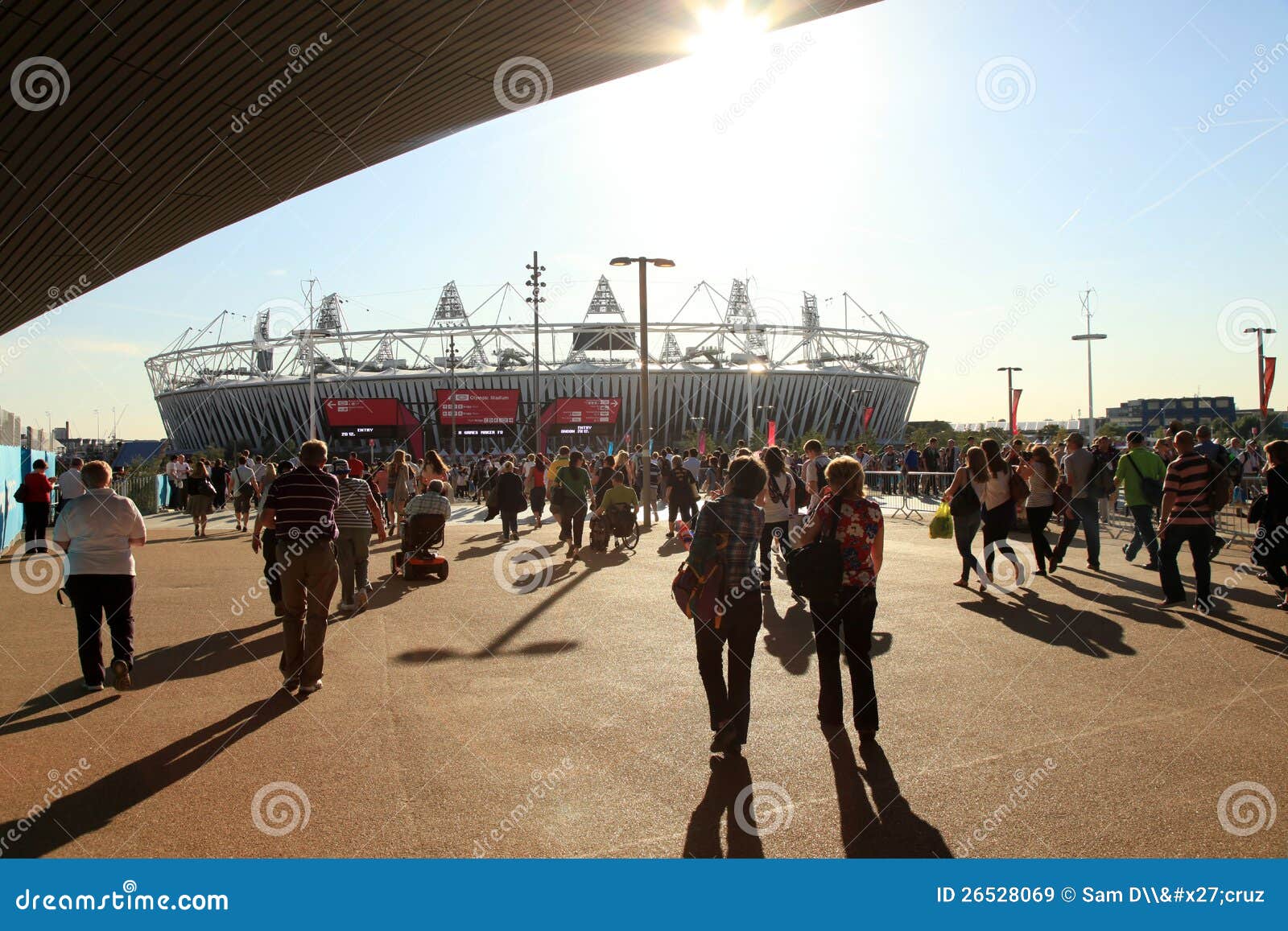 Paralymics Лондон 2012. ЛОНДОН - SEPT. 07: Олимпийский стадион в олимпийском парке во время Paralympics 7-ого сентября 2012, в Лондон, Англия.