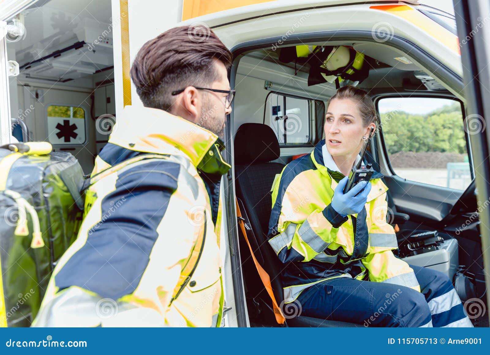 Paramédicos En Ambulancia En Contacto Radio Con Jefaturas - Imagen de funcionamiento, ambulancia: 115705713
