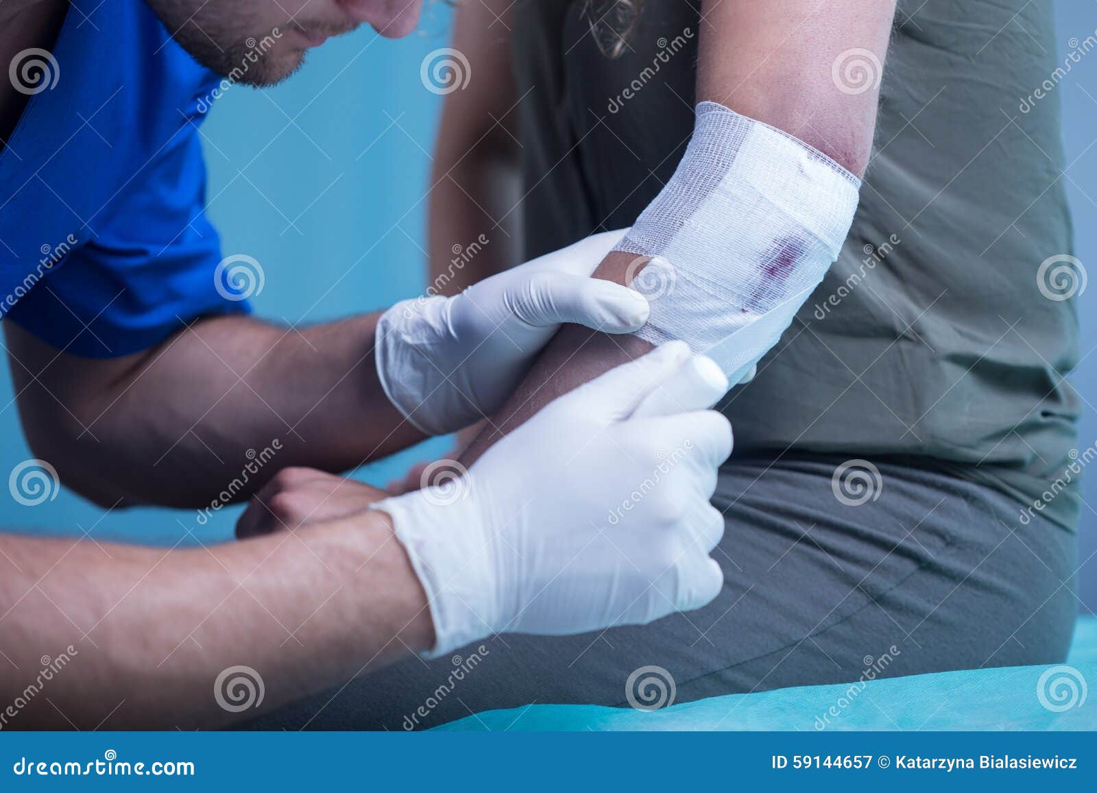 Paramedic dressing wound stock image. Image of doctor 59144657