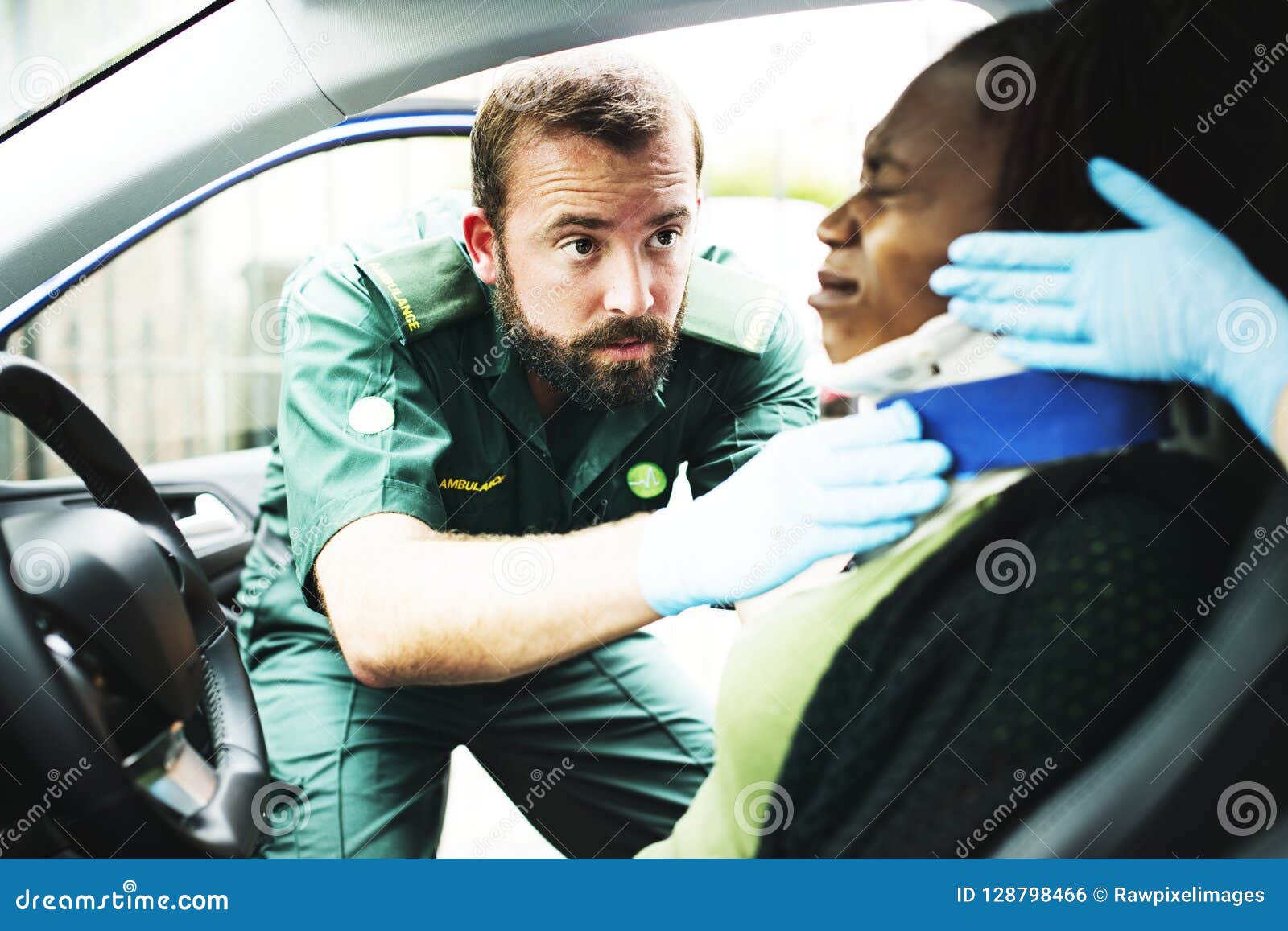 paramedic placing a cervical collar to an injured woman from car accident