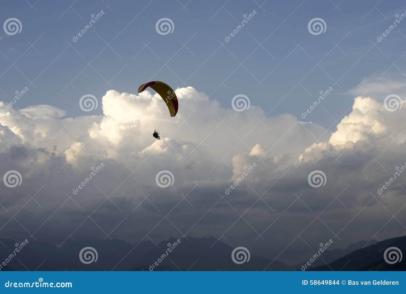 parapente in the clouds