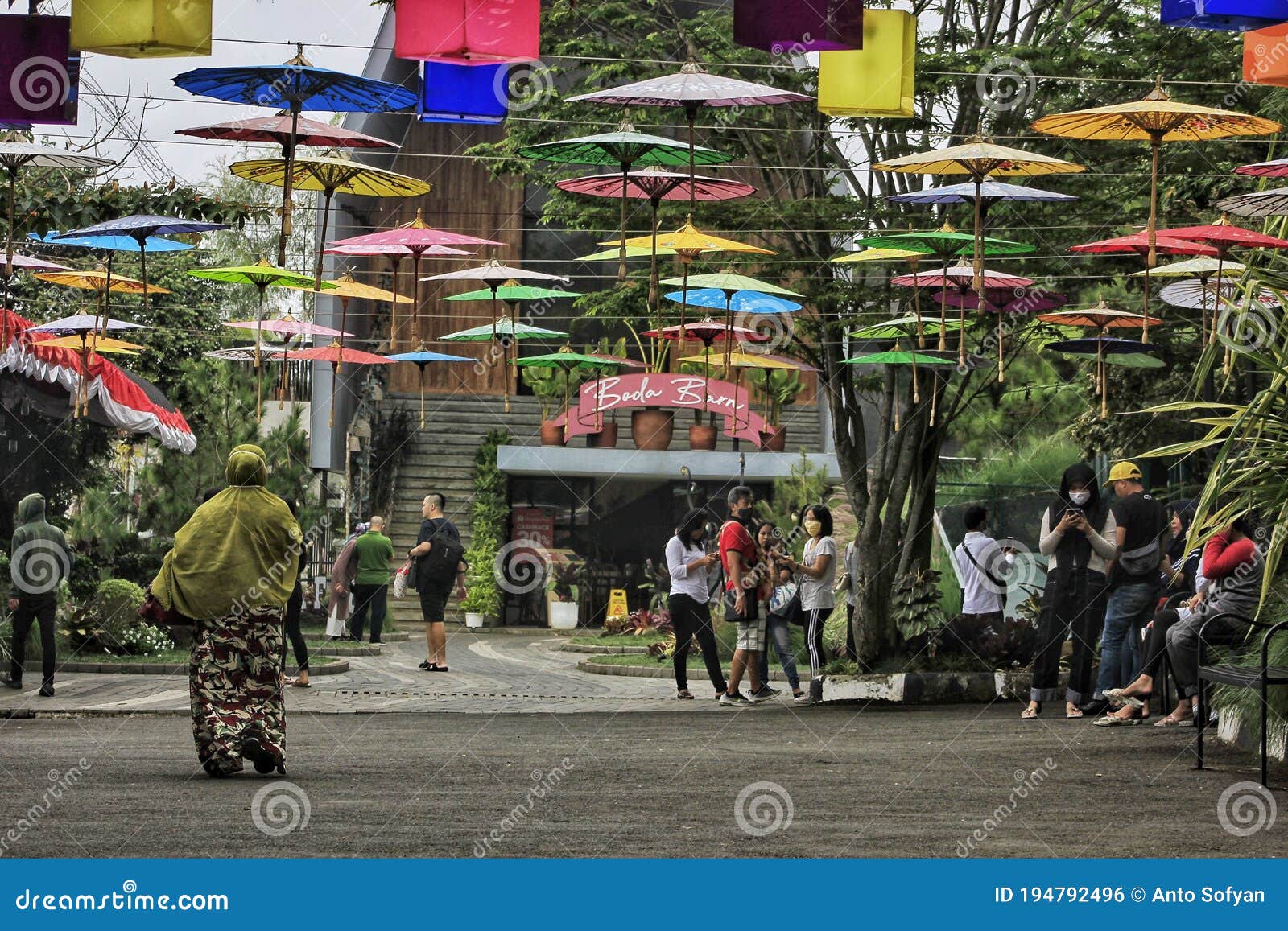 Automatisering Horizontaal Baars Paraplu Van Het Festival Op De Reisplaats Punclut Bandung Indonesië  Redactionele Foto - Image of toerisme, stad: 194792496