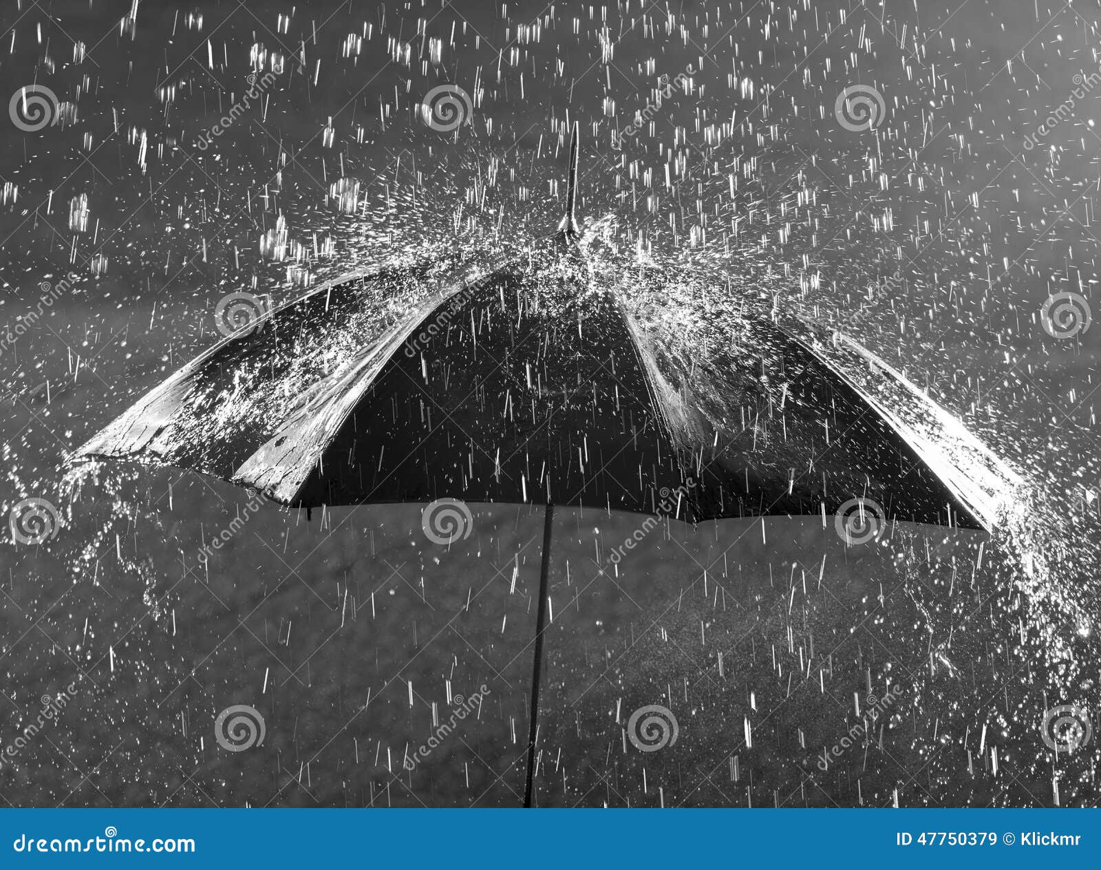 Cumulatief skelet ledematen Paraplu in zware regen stock afbeelding. Image of foto - 47750379