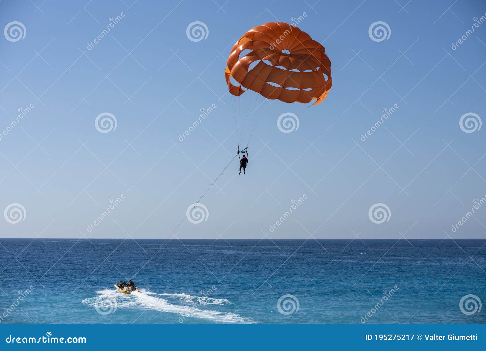 parasailing in the bay of angels in nice