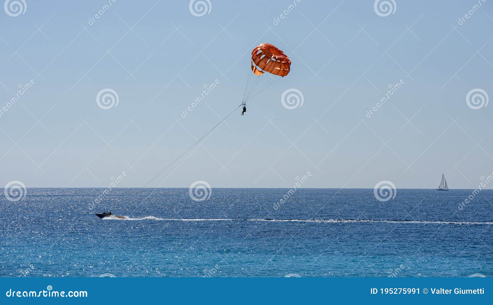 parasailing in the bay of angels in nice