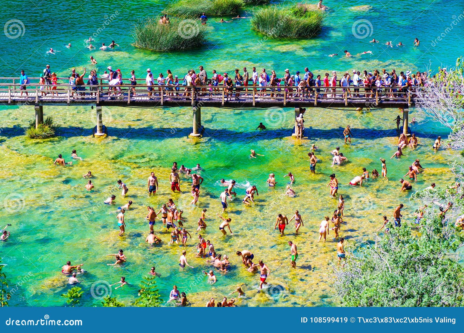 Parc national populaire de Krka pendant des vacances d'été occupées en Croatie 25 08 2016. Parc national populaire de Krka complètement des touristes pendant des vacances d'été occupées en Croatie 25 08 2016