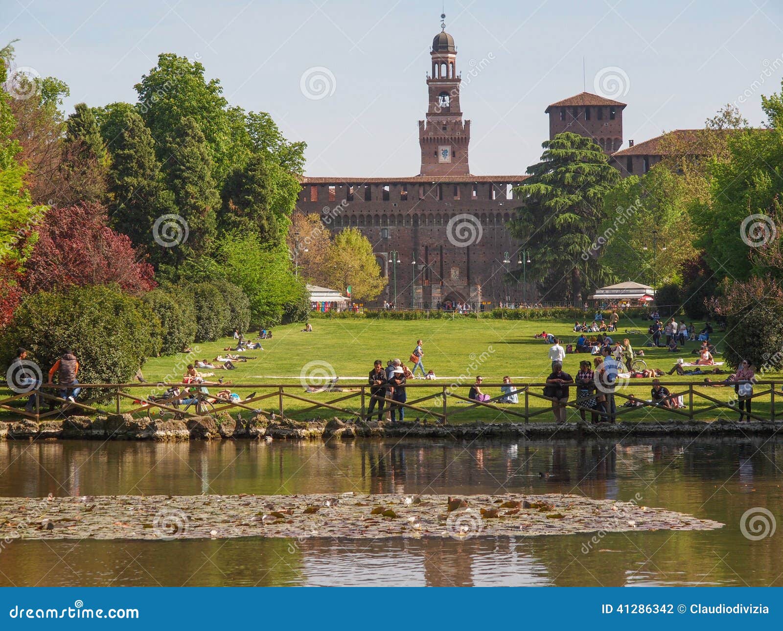 Parco Sempione in Milan editorial photography. Image of italia - 41286342