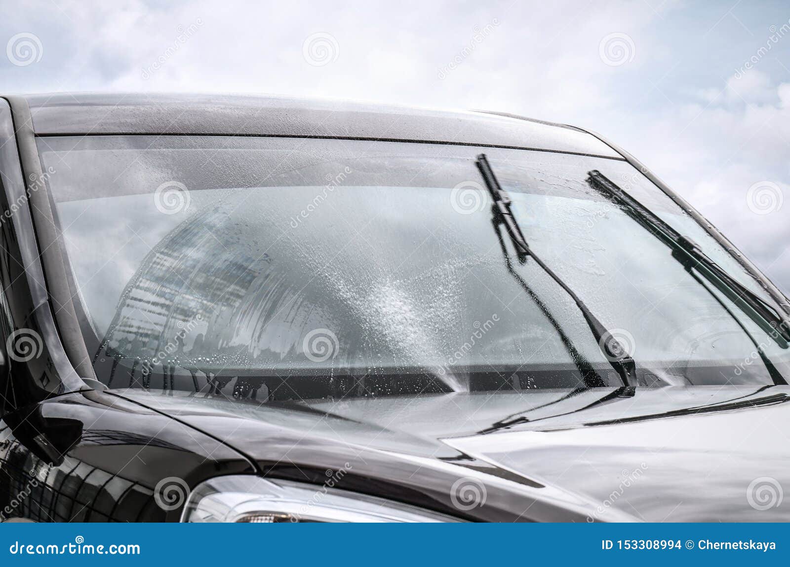 Pare-brise De Lavage De Voiture Avec Les Essuie-glace Et Le Liquide Photo  stock - Image du humide, liquide: 153308994