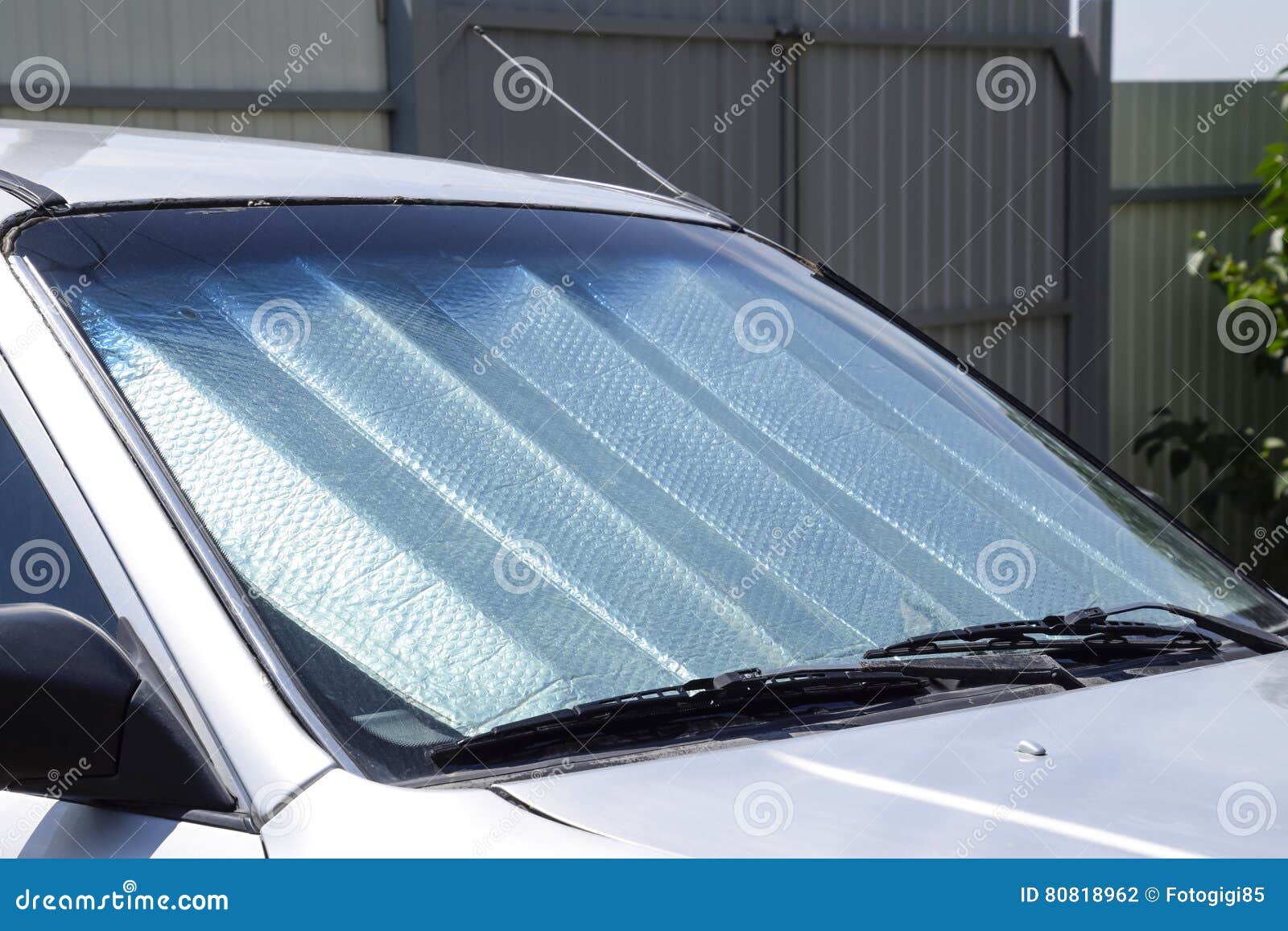 Pare-brise De Réflecteur De Sun Protection Du Panneau De Voiture Contre La  Lumière Du Soleil Directe Photo stock - Image du soleil, véhicule: 80818962