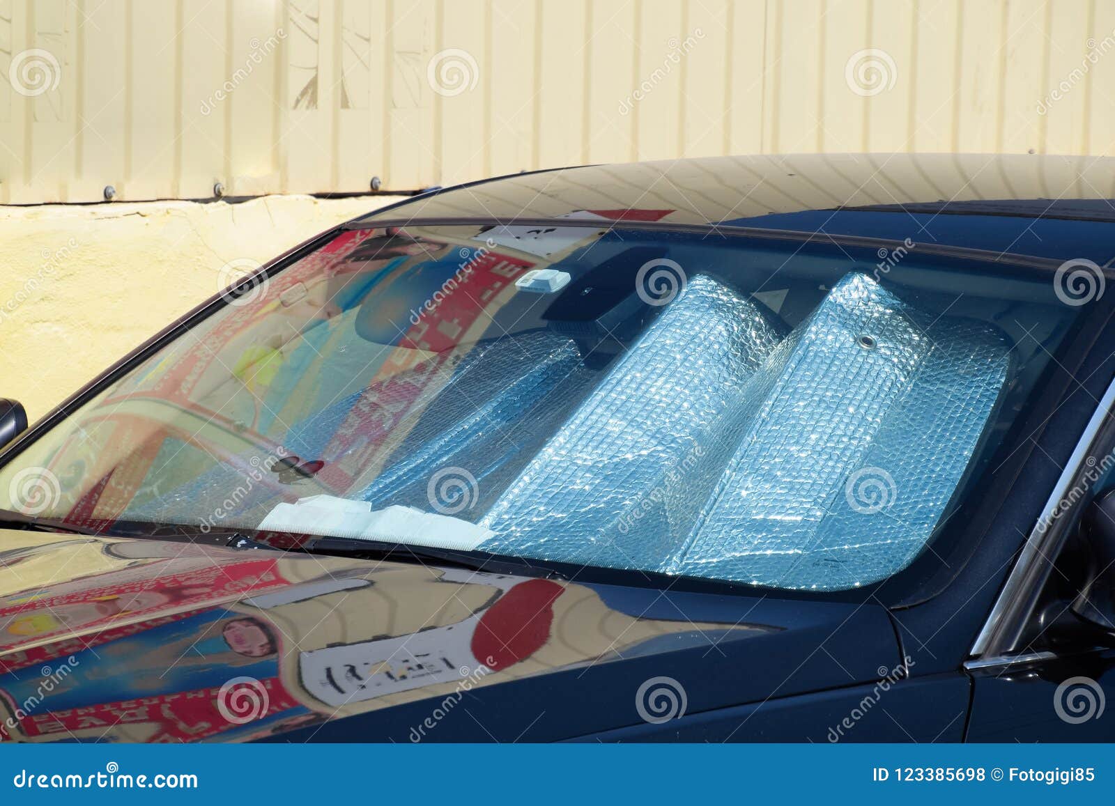 Pare-brise De Réflecteur De Sun Protection Du Panneau De Voiture Contre La  Lumière Du Soleil Directe Photo stock - Image du métallique, chauffer:  123385698