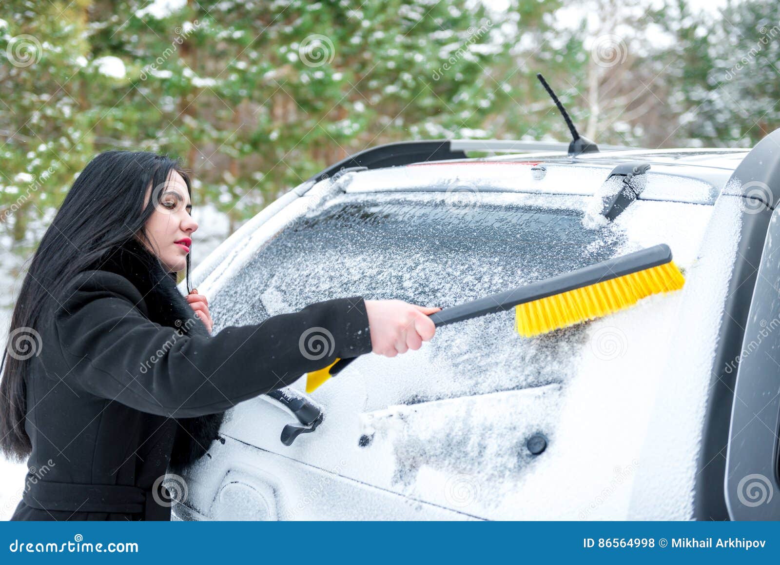 Pare-brise De Voiture De Nettoyage De Femme Grattoir Heureux D'hiver De  Neige De Jeune Photo stock - Image du matin, propre: 86564998