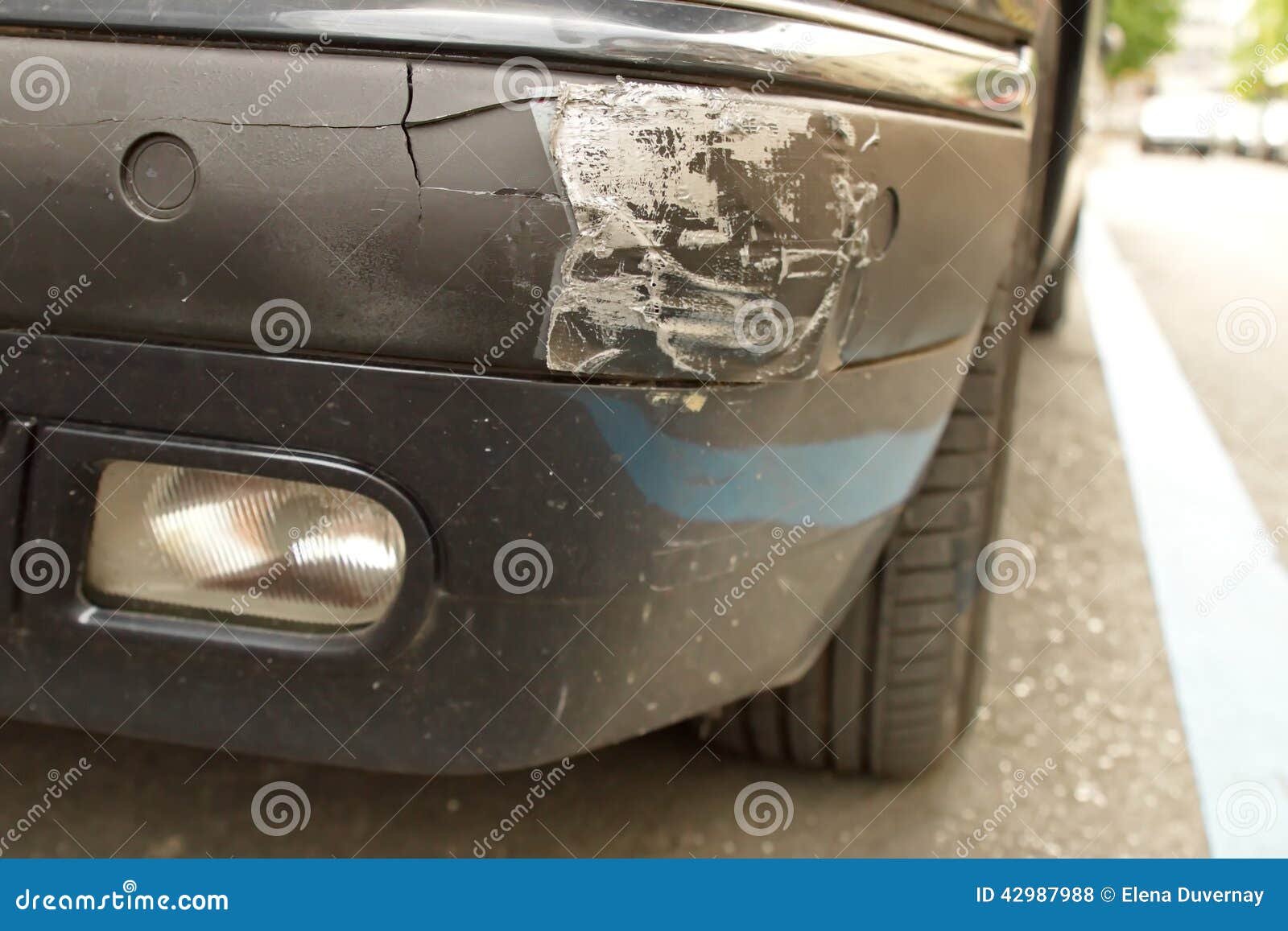 Une Voiture Avec Un Pare-chocs Avant Cassé, Dommages Photo stock