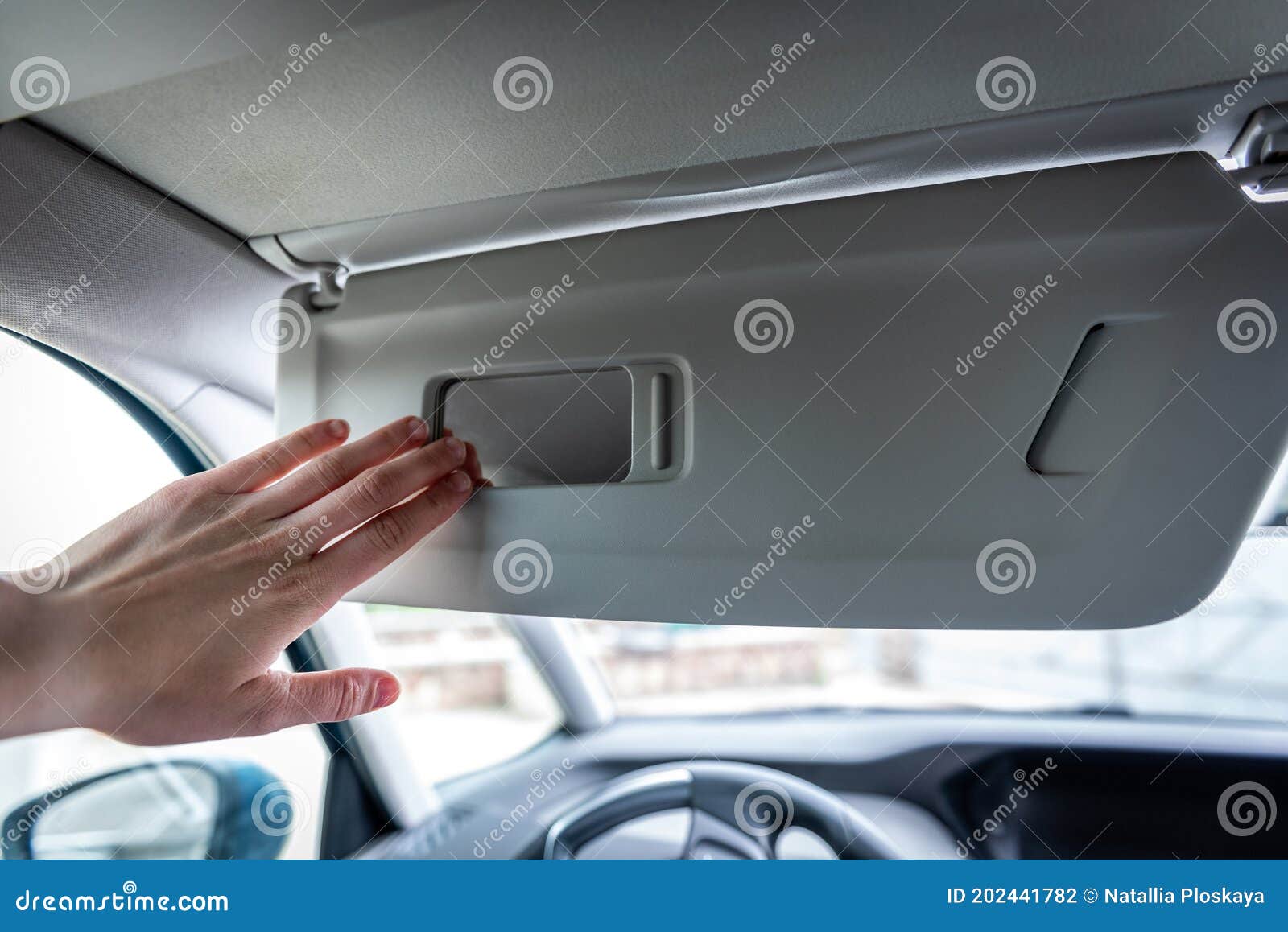 Pare-soleil Avec Miroir Dans Une Voiture Photo stock - Image du gant,  classique: 202441782