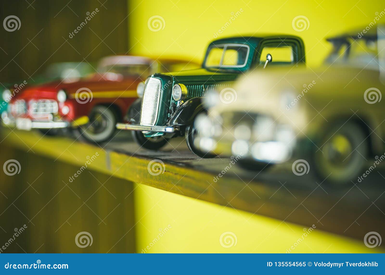 https://thumbs.dreamstime.com/z/parecen-los-coches-reales-veh%C3%ADculos-modelo-cl%C3%A1sicos-o-del-juguete-colecci%C3%B3n-miniatura-de-autom%C3%B3viles-modelos-retros-coche-135554565.jpg