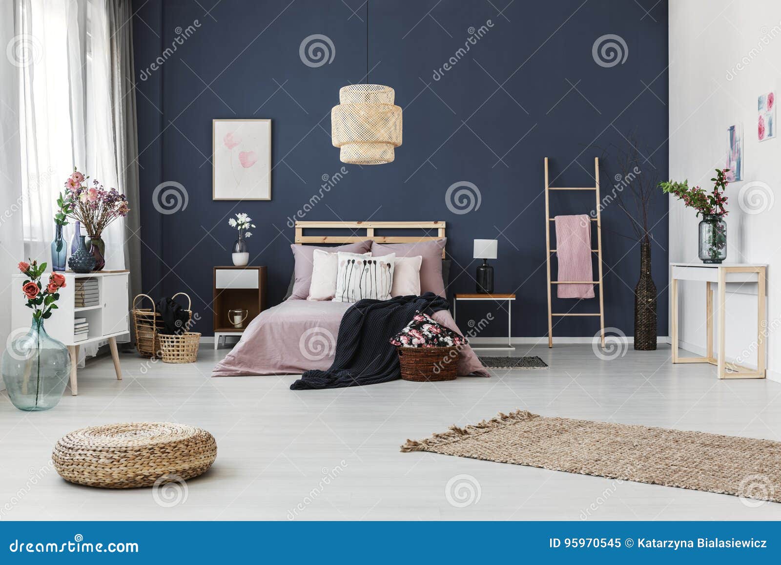 Pared Azul Oscuro En El Dormitorio Imagen de archivo - Imagen de manta, cama:  95970545, image size:1600x1157