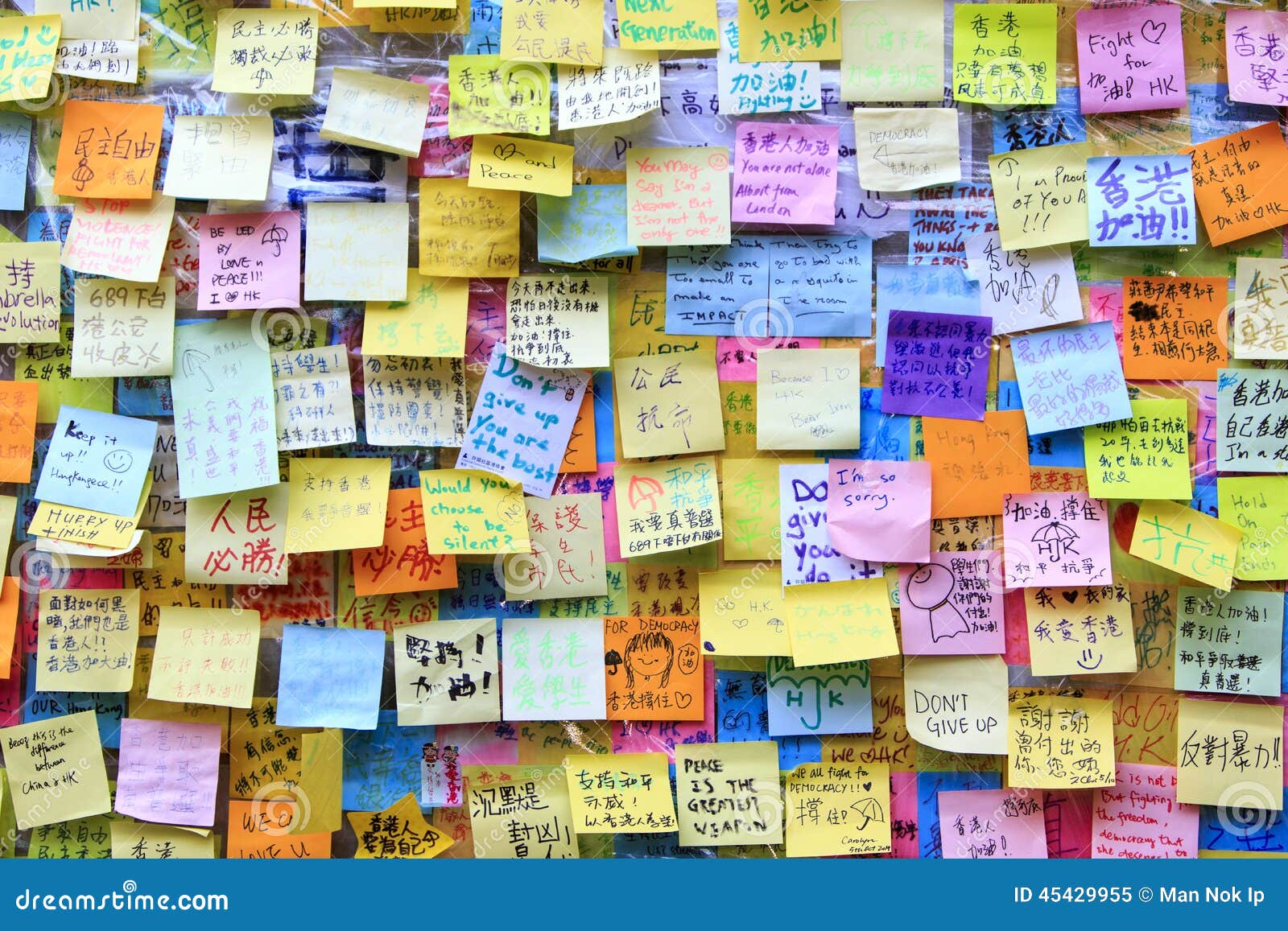 Pared de deseos en la revolución del paraguas en Hong Kong. Los participantes adentro ocupan campaña central hacen diversos deseos en la pared