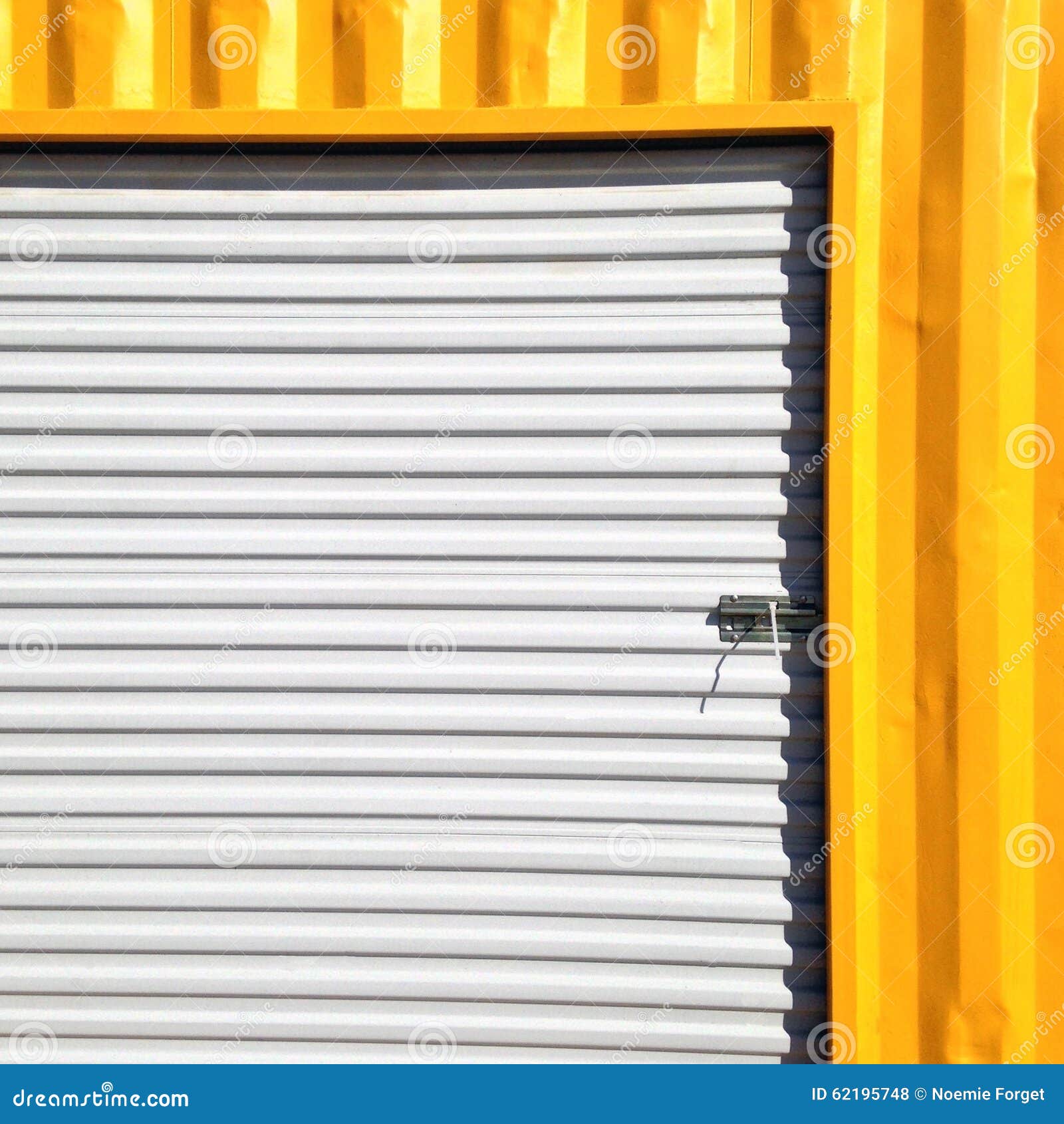 Pared de la hoja metálica en amarillo y blanco. Pared amarilla minimalista de la hoja metálica con la puerta blanca