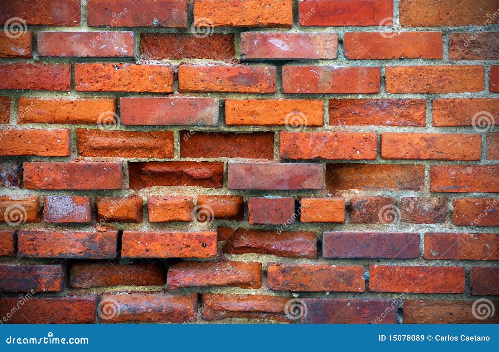 Foto de una pared de ladrillo dañada vieja con simas y agujeros.