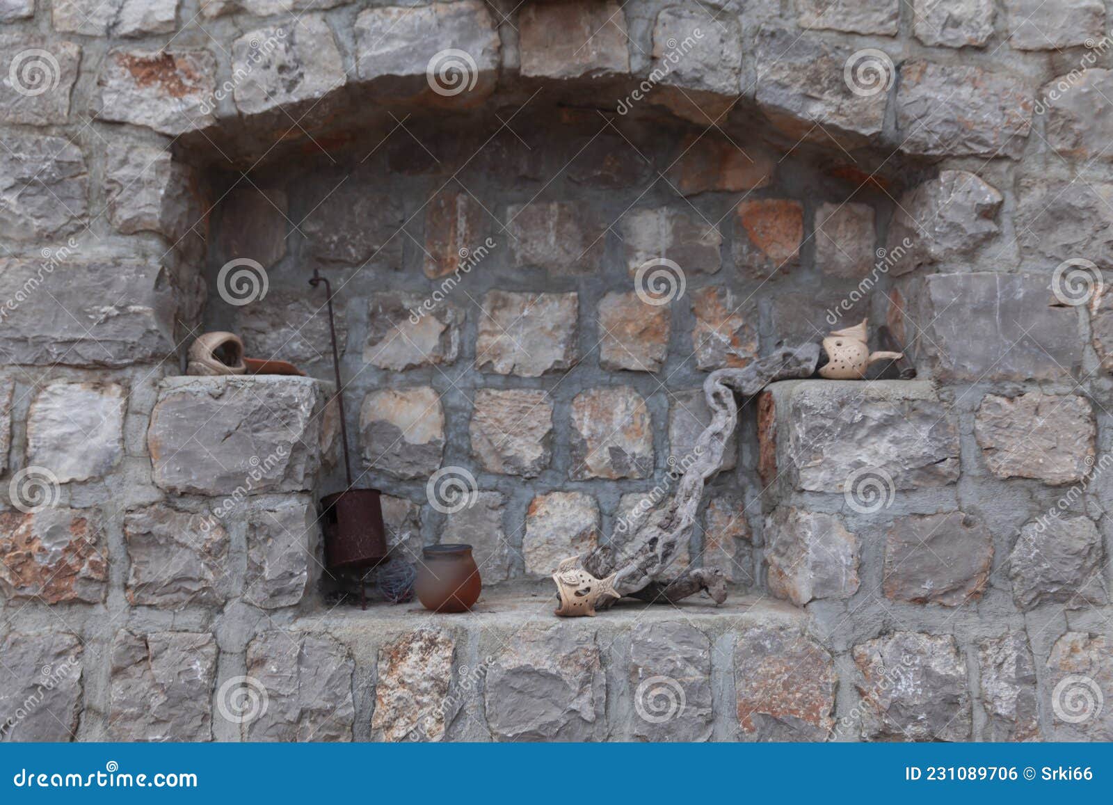 Pared De Piedra Con Ventana Falsa Foto de archivo - Imagen de