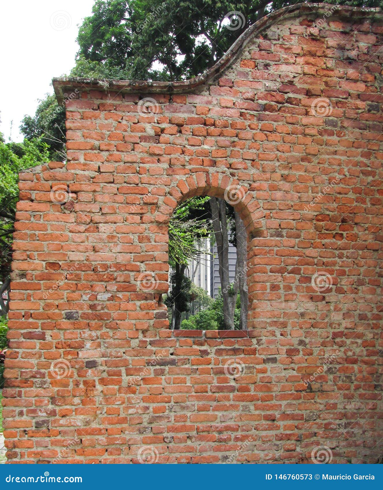 pared muro ladrillo antiguo con ventana