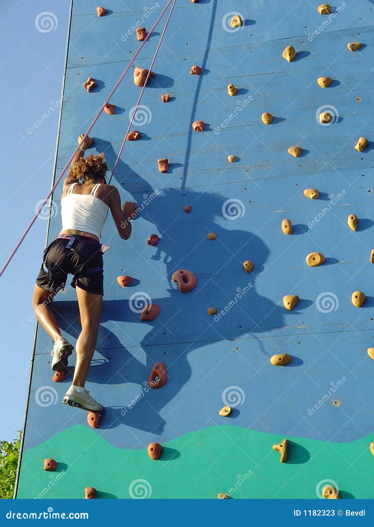 Treinamento da mulher nova na parede de escalada