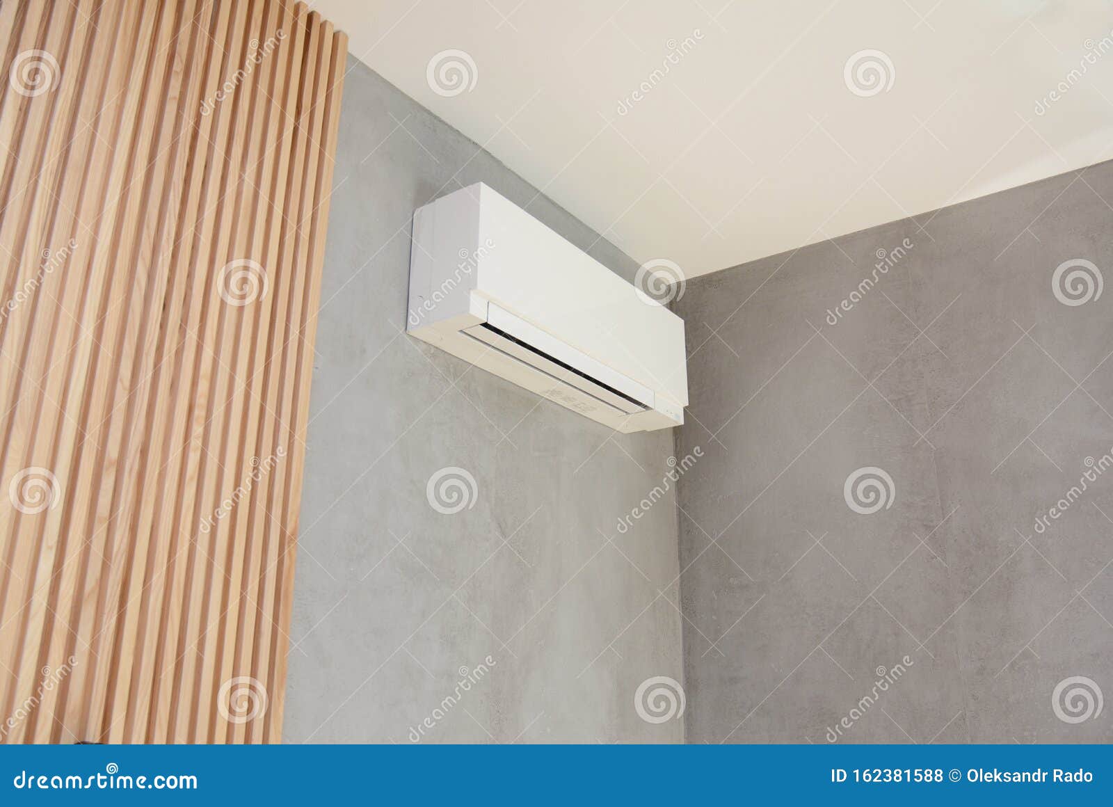 parede-de-madeira-com-ar-condicionado-no-canto-plano-design-para-o-interior-foto-sala-162381588.jpg