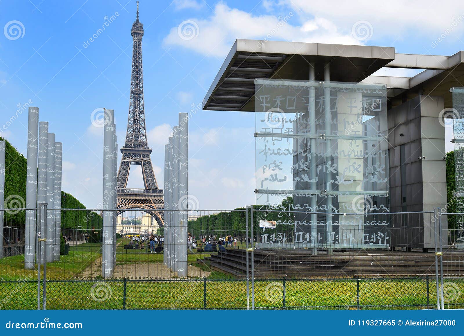 Parede Do Monumento No Champ De Mars, Paris Da Paz Imagem Editorial ...