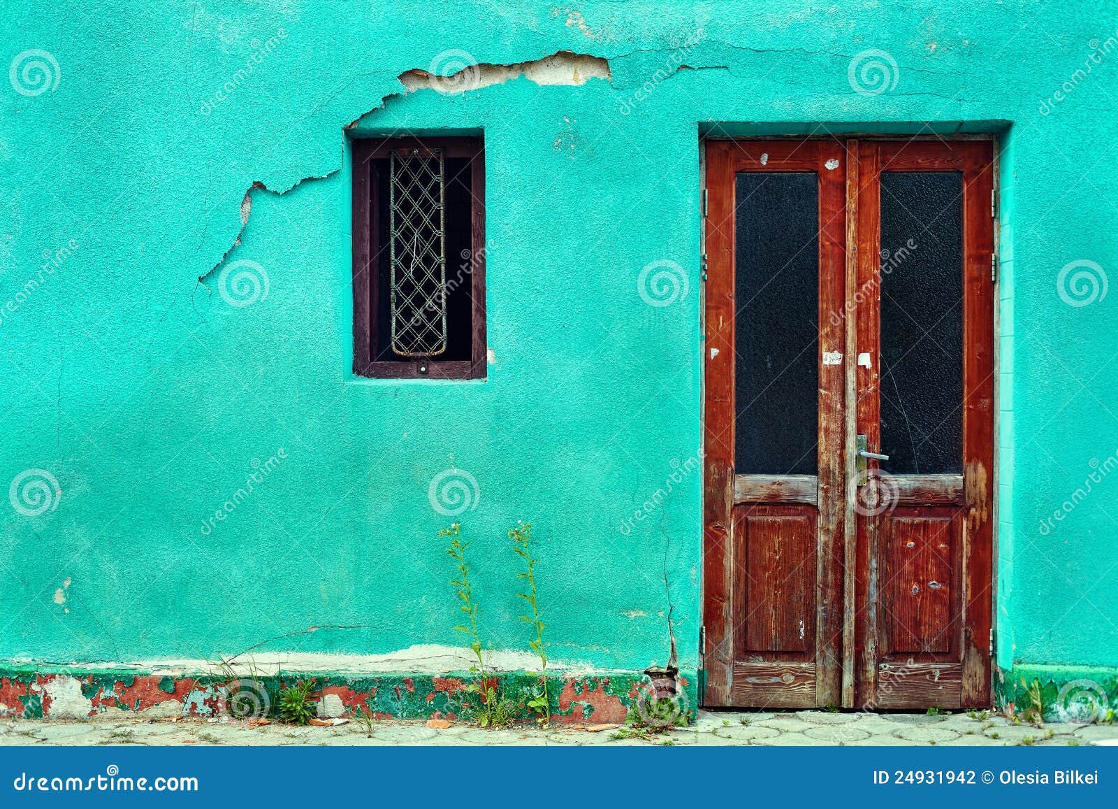 Vista Frontal De Uma Casa Branca Com Janelas De Portas Verdes Escuras E  Outros Elementos Imagem de Stock - Imagem de branco, mostrado: 191603991