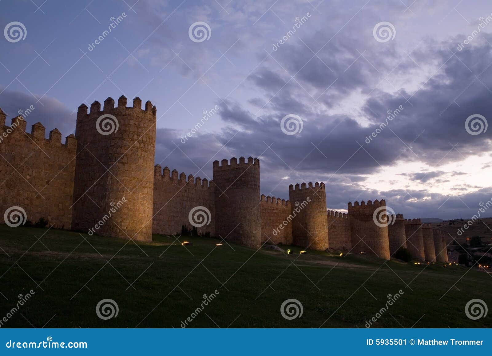 Paredes de Avila no crepúsculo. Paredes medievais da cidade em Avila Spain. Considerou o melhor preservado em Europa.