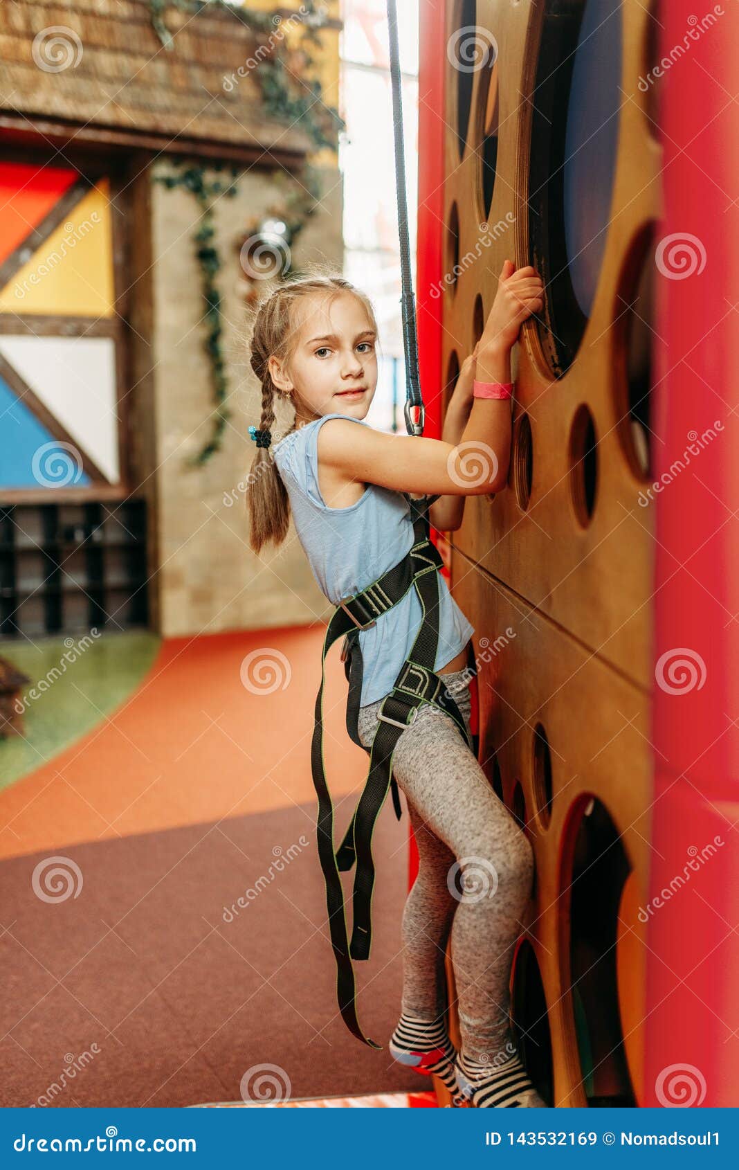 Paredes De Escalada Da Menina Engraçada No Centro De Jogo Das Crianças  Imagem de Stock - Imagem de pouco, shopping: 143532169