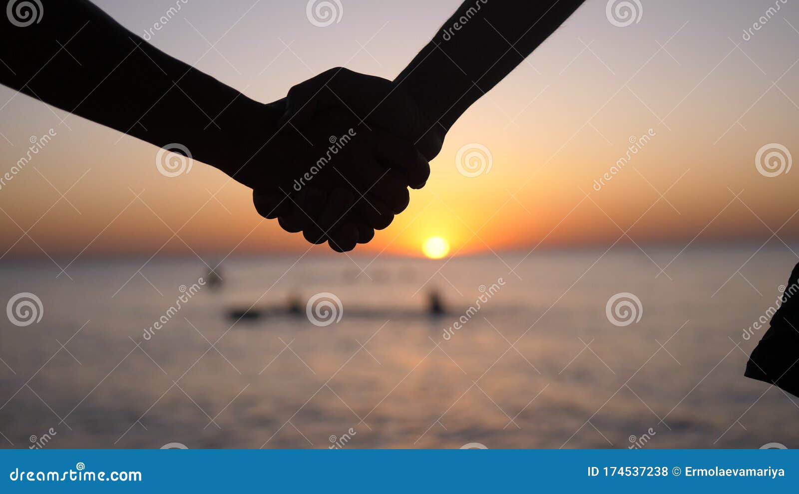 Pareja Agarrándose De Las Manos Al Atardecer Foto de archivo - Imagen de romance, fecha: 174537238 Pareja Agarrándose De Las Manos Al Atardecer Foto de archivo - Imagen de romance, fecha: 174537238