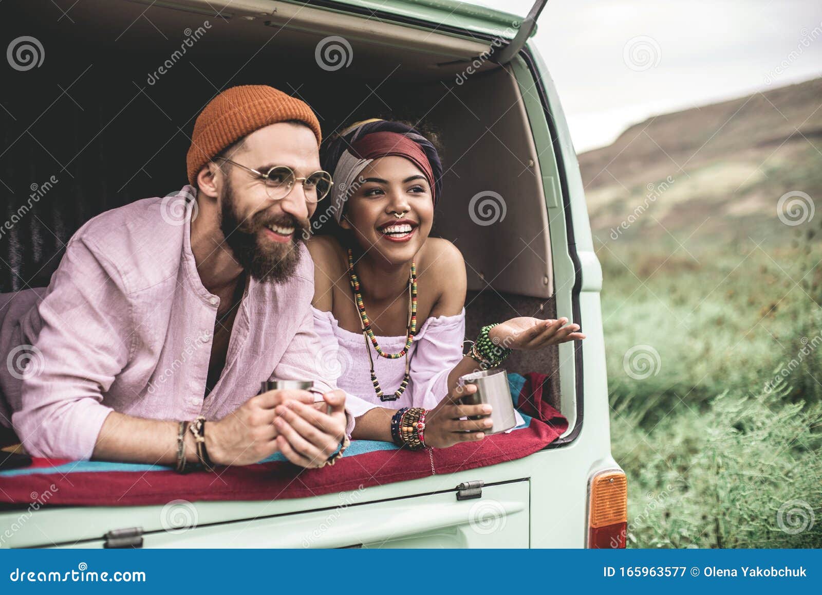 Pareja Amada Hippie Descansando En El Baúl De La Camioneta Imagen de  archivo - Imagen de alegre, feliz: 165963577